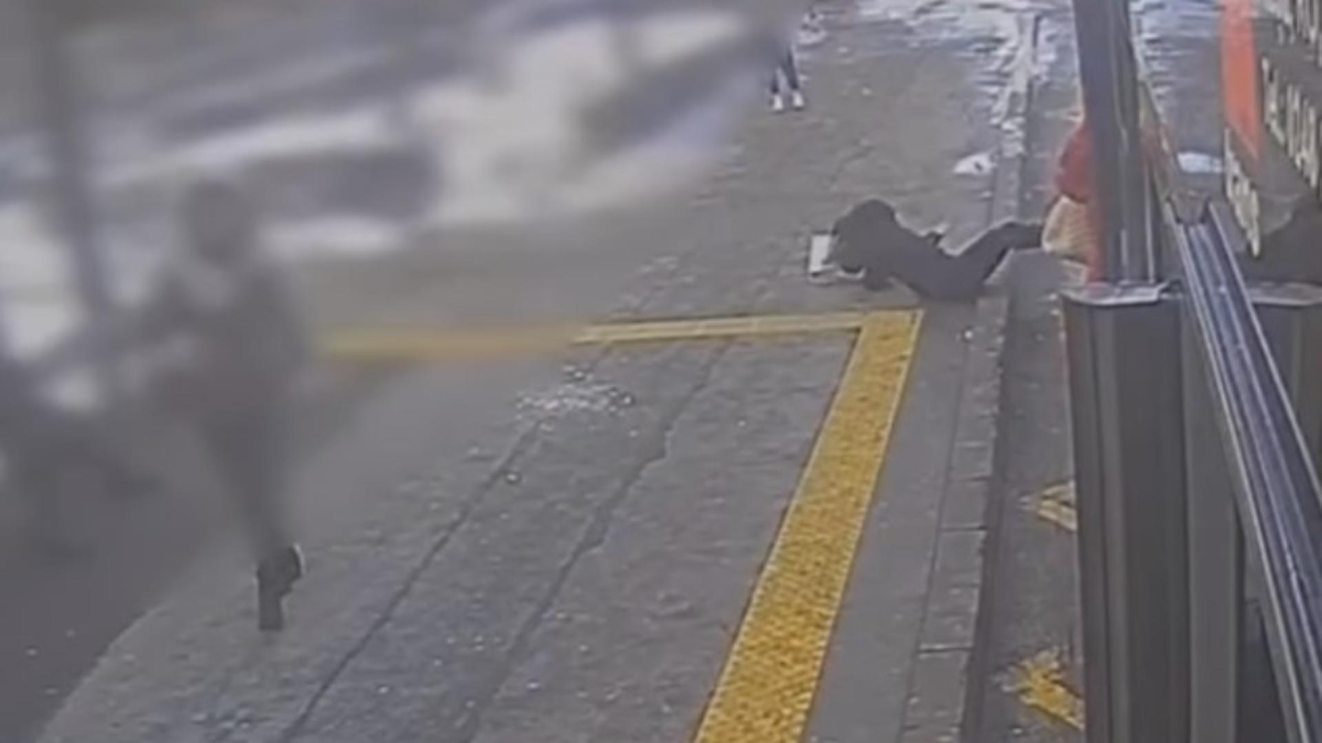 Adolescent căutat de poliție după ce ar fi pipăit o fată în autobuz, iar apoi a împins-o pe scări VIDEO