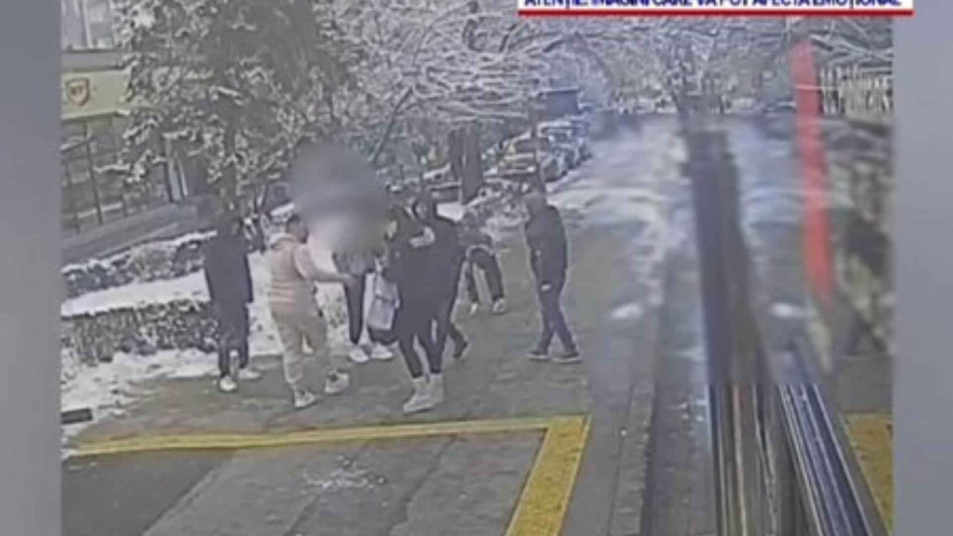 Bărbatul care a agresat o fată și a aruncat-o din autobuz, în Pitești, s-a predat după ce imaginile au ajuns publice
