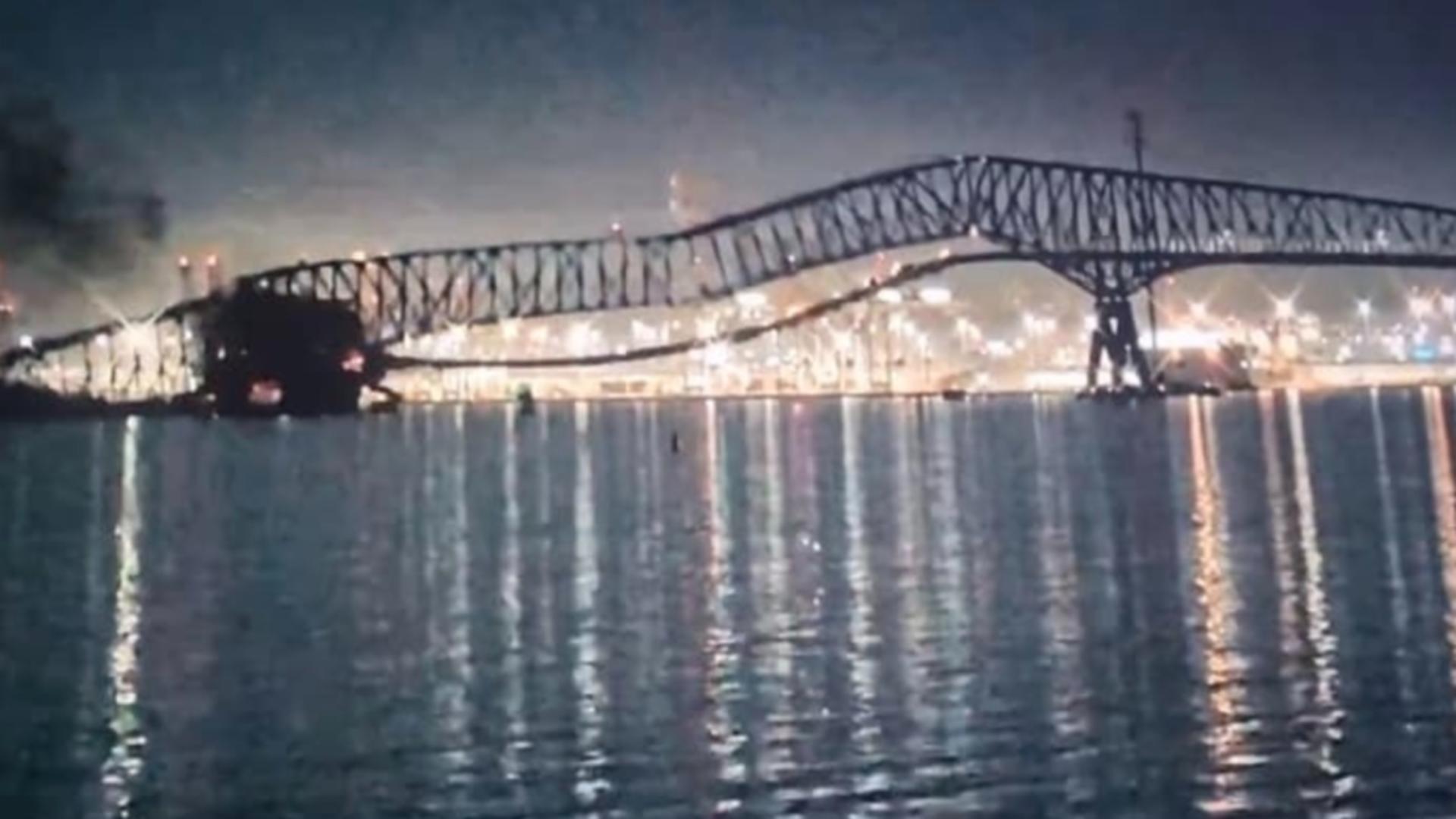 Un pod de 2,5 km din Baltimore s-a prăbușit, după ce a fost lovit de o navă: mai multe mașini au căzut în apă – VIDEO