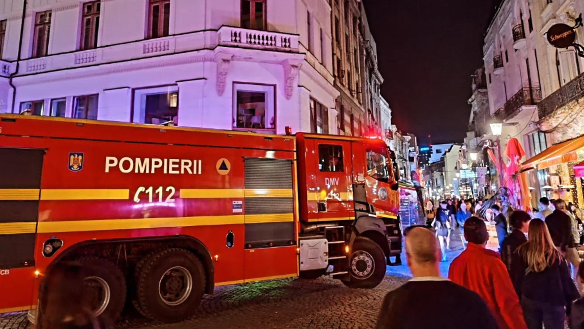 Incendiu în Centrul Vechi din București, la acoperișul unei clădiri. Pompierii intervin cu dificultate – VIDEO