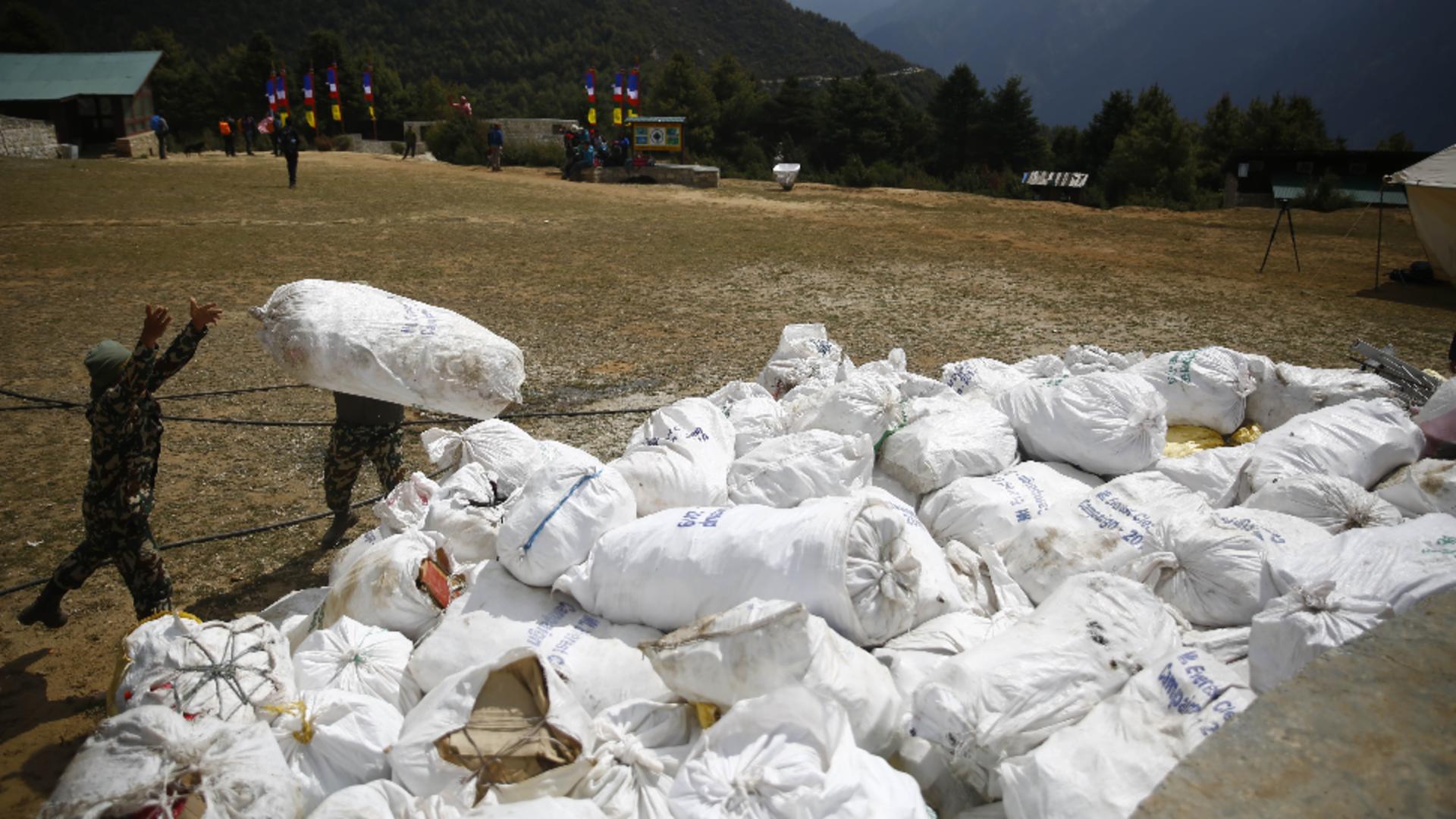 Everestul a devenit un urias sac de gunoi
