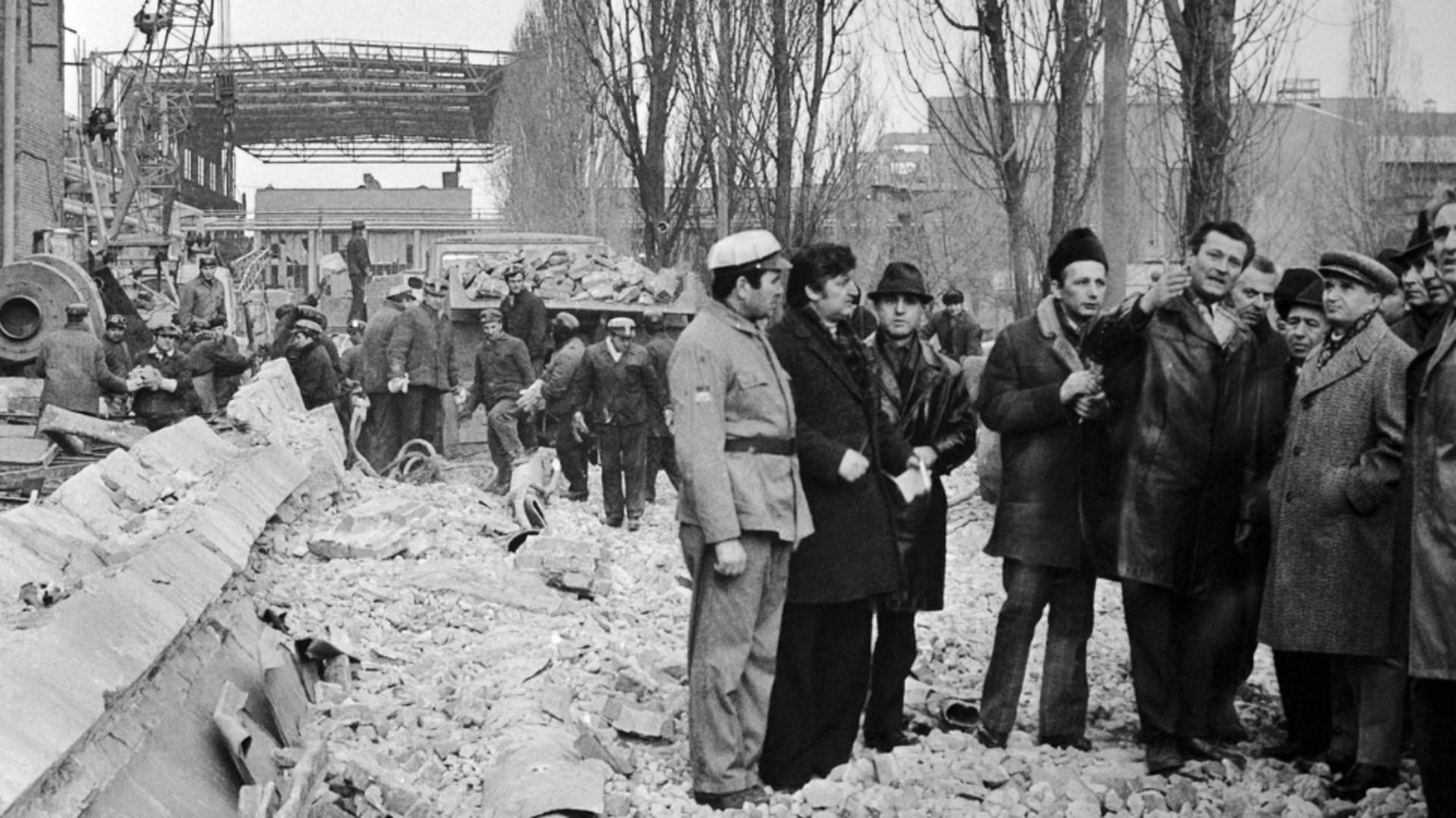 Nicolae Ceaușescu inspectând distrugerile provocate de seismul din 4 martie 1977