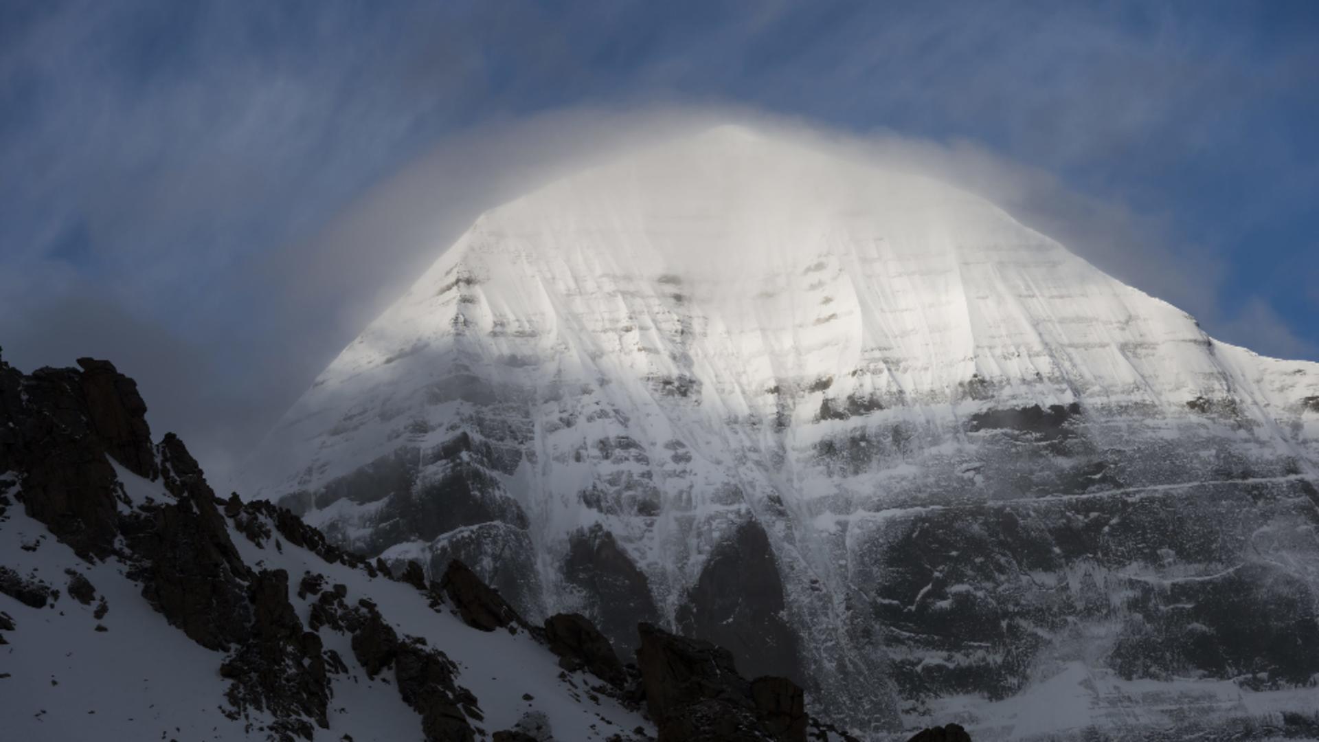 Are peste 6.600 de metri și nimeni nu a putut să îl escaladeze până acum. Misterele muntelui Kailash, din apropiere de Himalaya