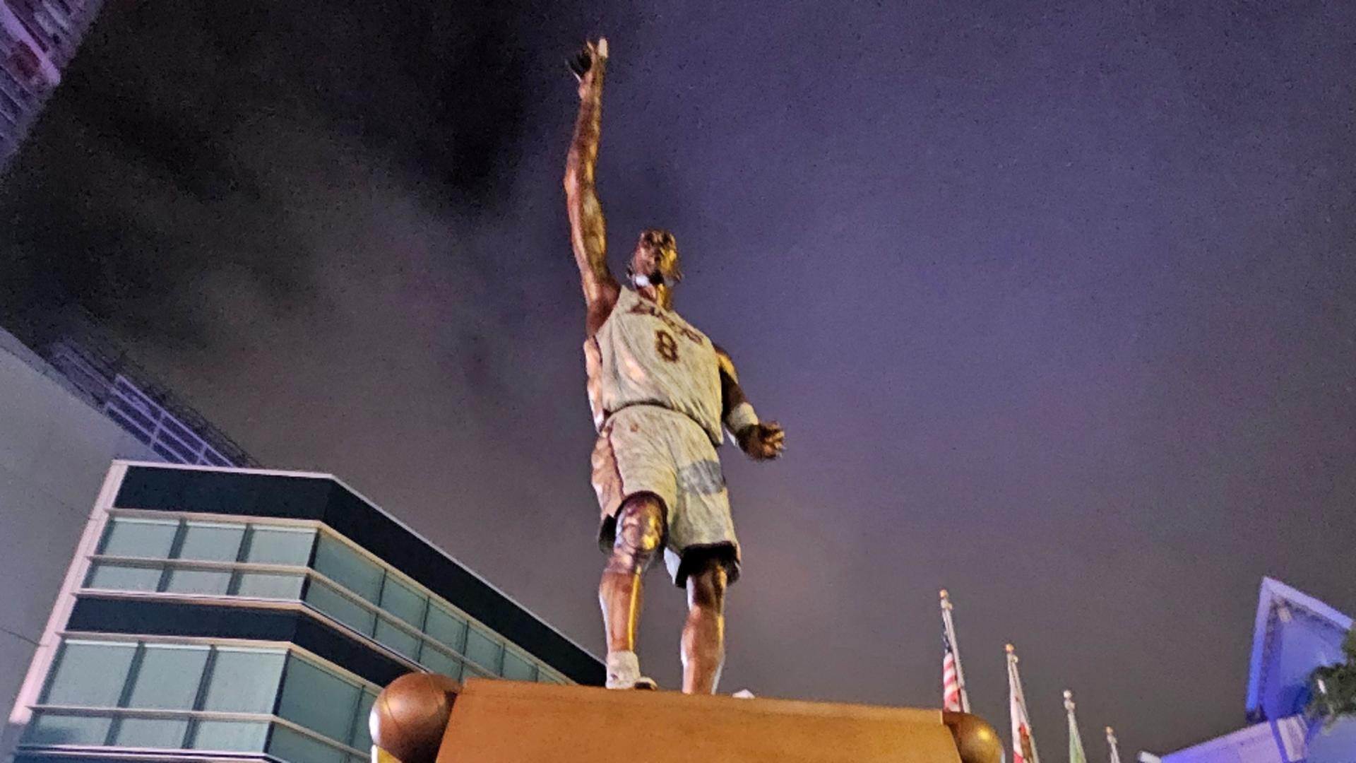 Greșeli de ortografie pe statuia lui Kobe Bryant. Au scris incorect până și cuvinte banale