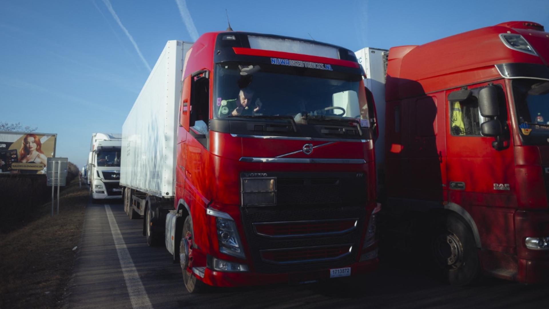 MAE, Atenţionare de călătorie: Restricţii de circulaţie pentru camioanele de mare tonaj în Ungaria