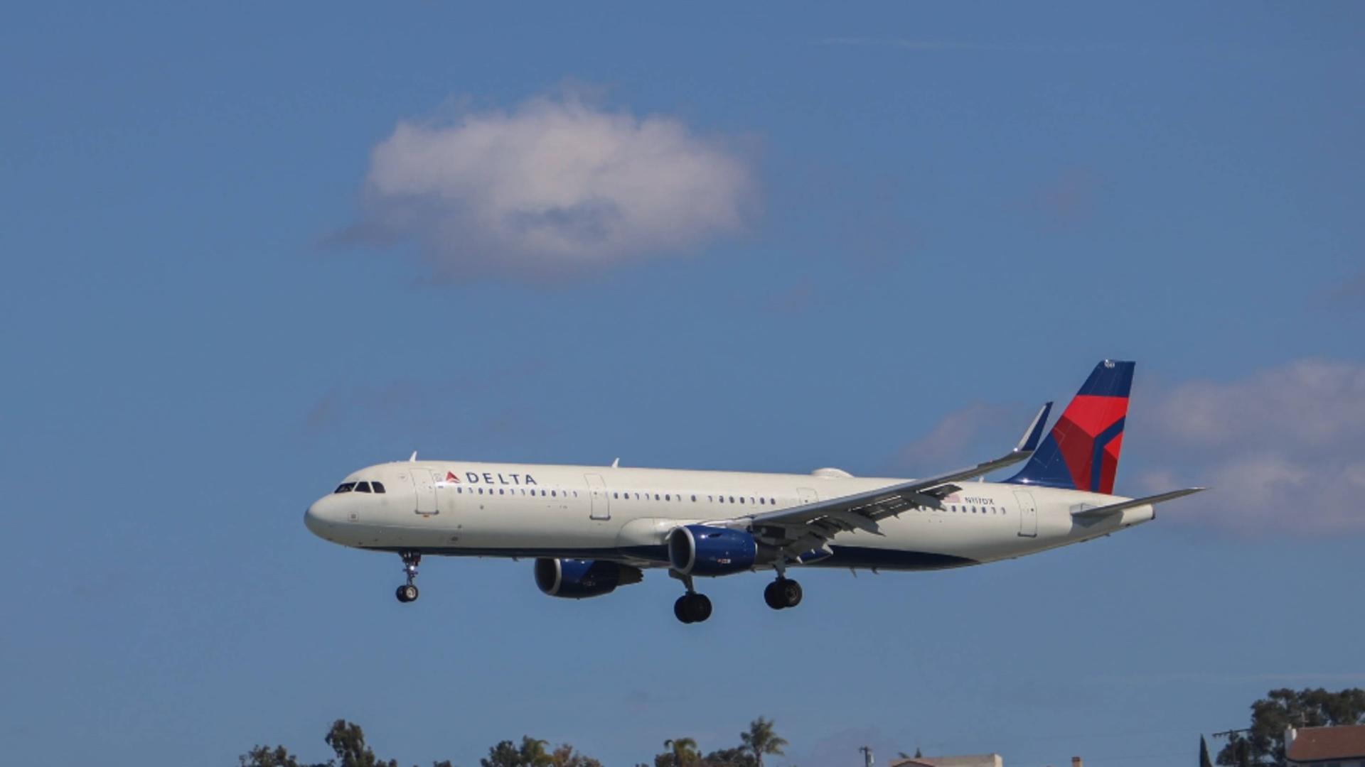 O pasageră a unui avion Delta, ameninţată cu debarcarea pentru că nu purta sutien! Avocata femeii: “Sânii nu sunt arme de război”