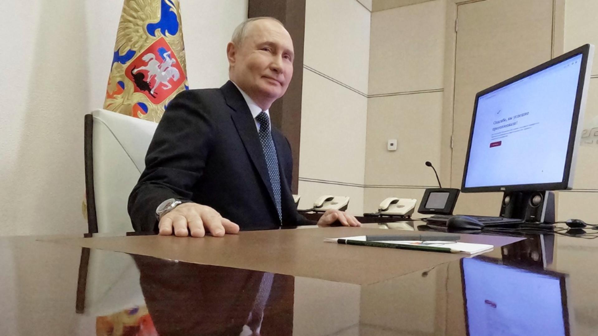 Vladimir Putin a votat online, de la birou. Foto: Profimedia