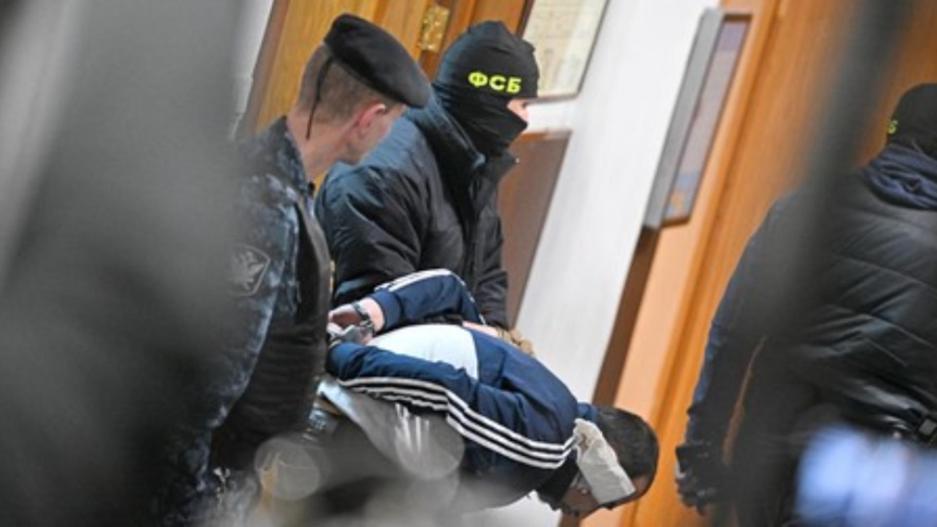 Teroriștii din Rusia, aduși la tribunal bătuți și în agonie. Foto: Profimedia