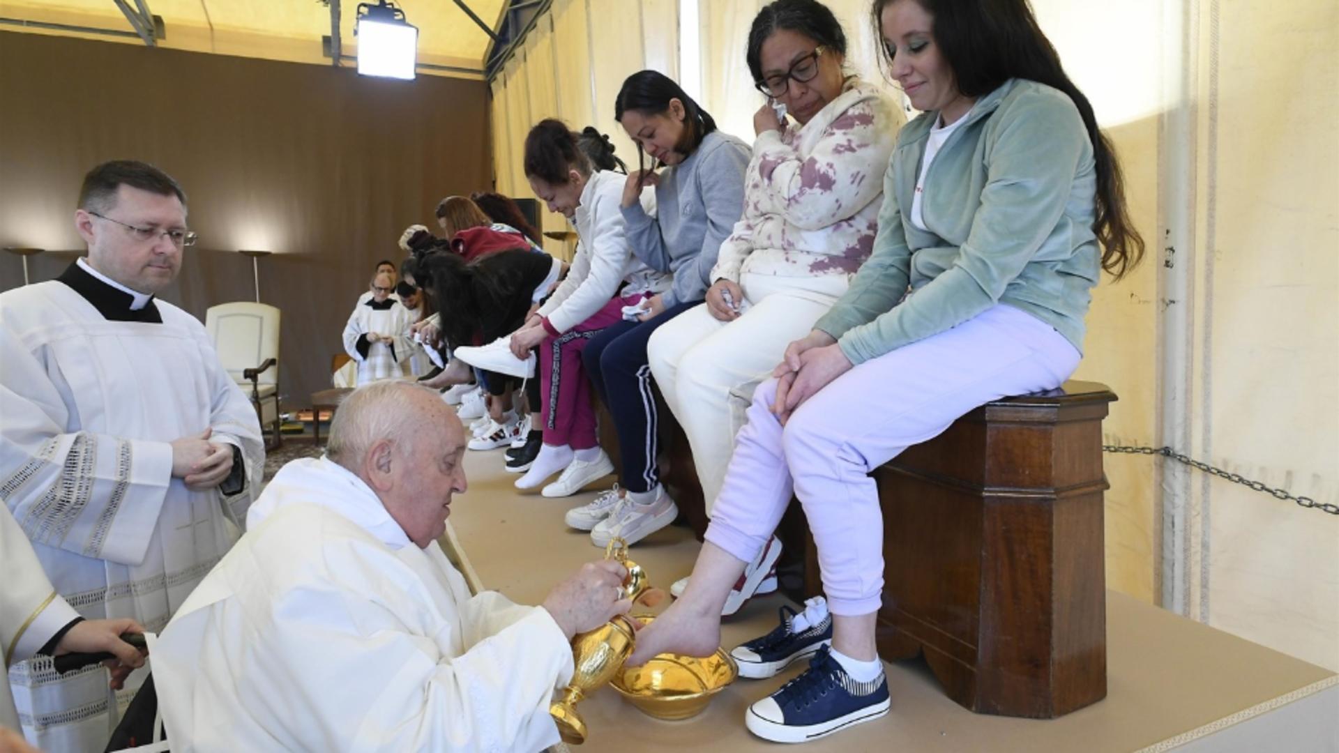 Papa Francisc a spălat picioarele a 12 femei dintr-o închisoare din Roma. Foto: Profimedia