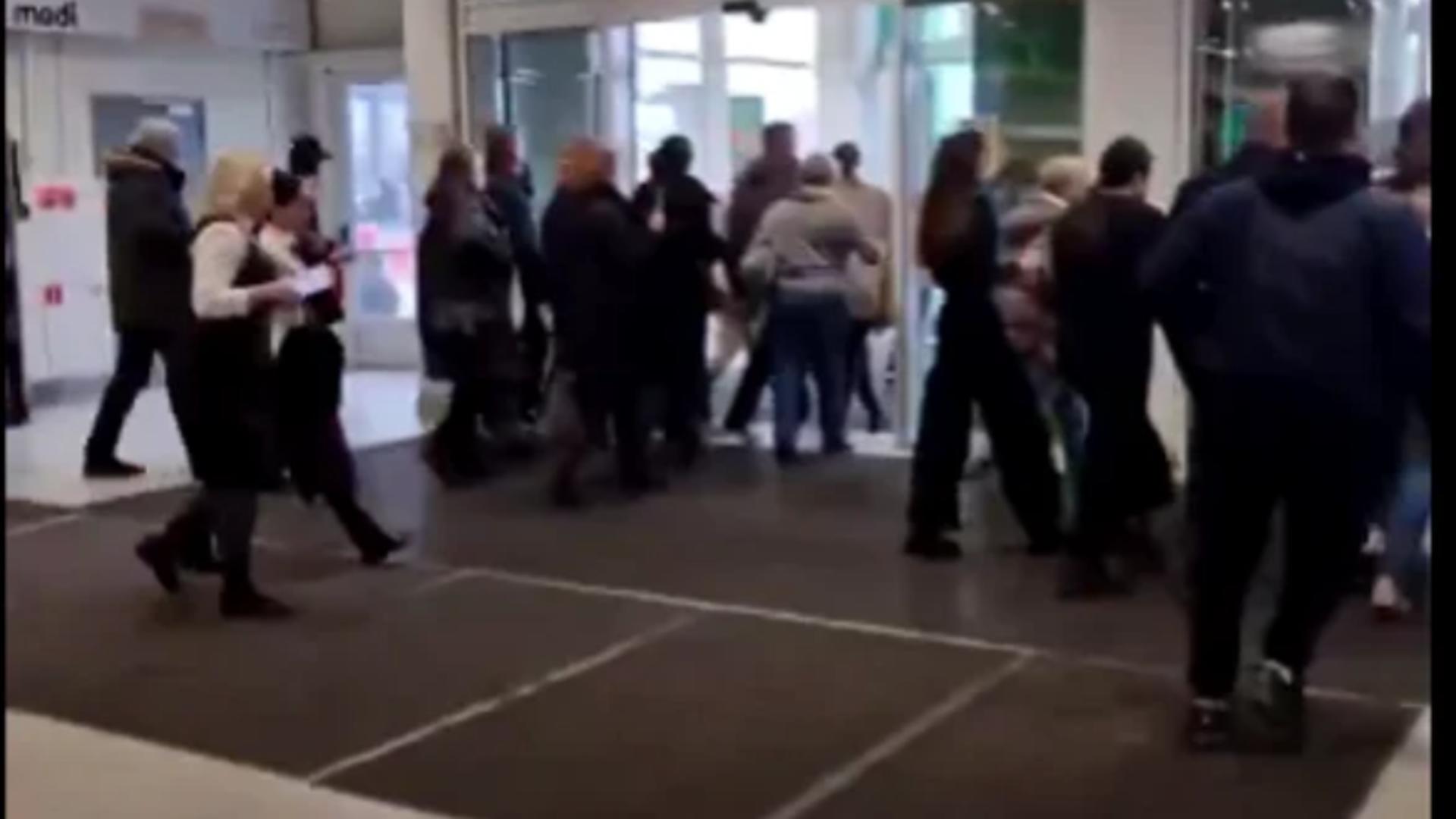 Alertă în Rusia, din nou! Centru comercial din Sankt Petersburg, evacuat după ce un bărbat a amenințat că a pus explozbili acolo