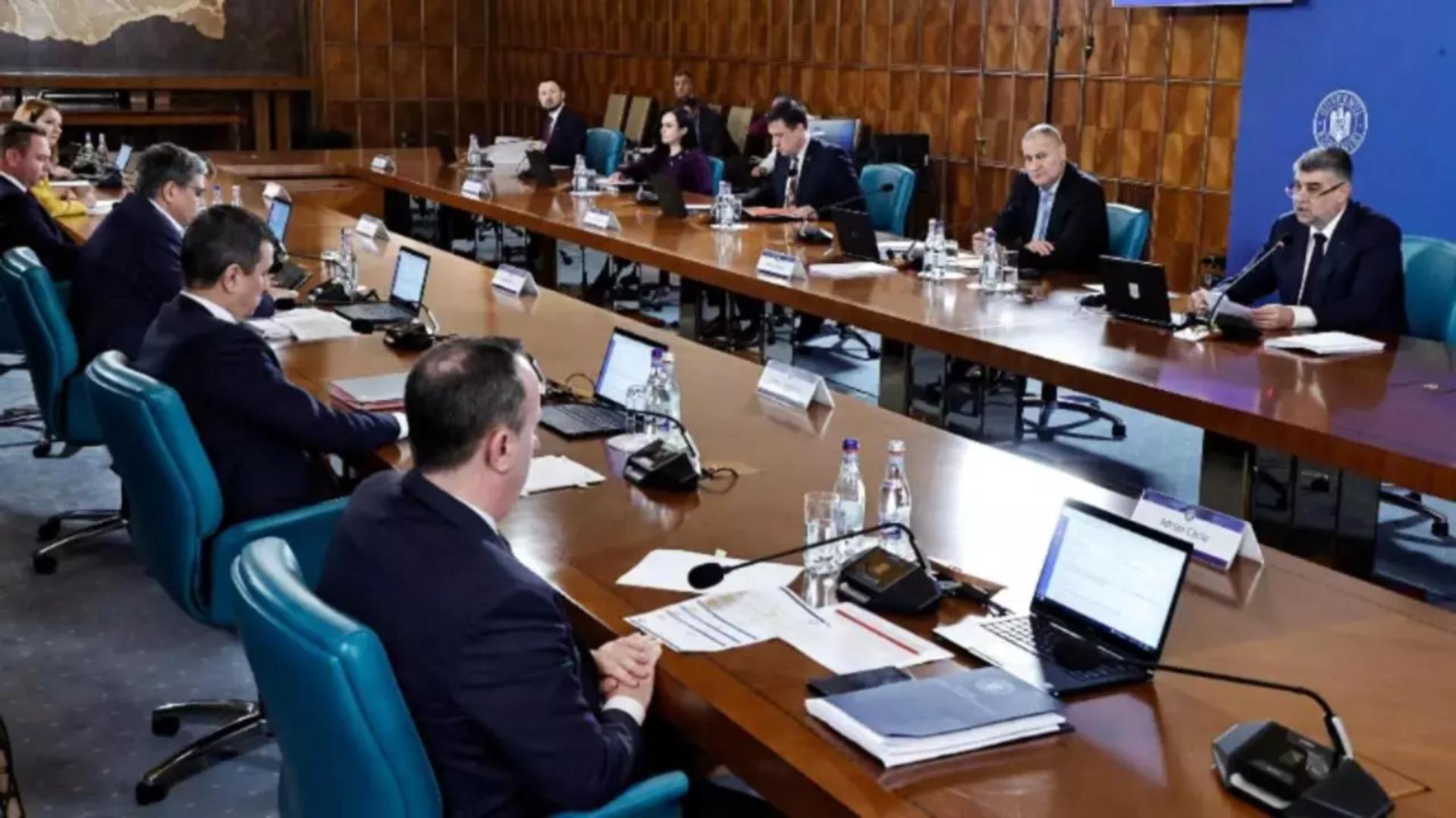 Ședința de Guvern de mâine: Importante modificări fiscale, statutul cadrelor militare, autostrada Craiova – Filiaşi, printre actele de pe masa Executivului