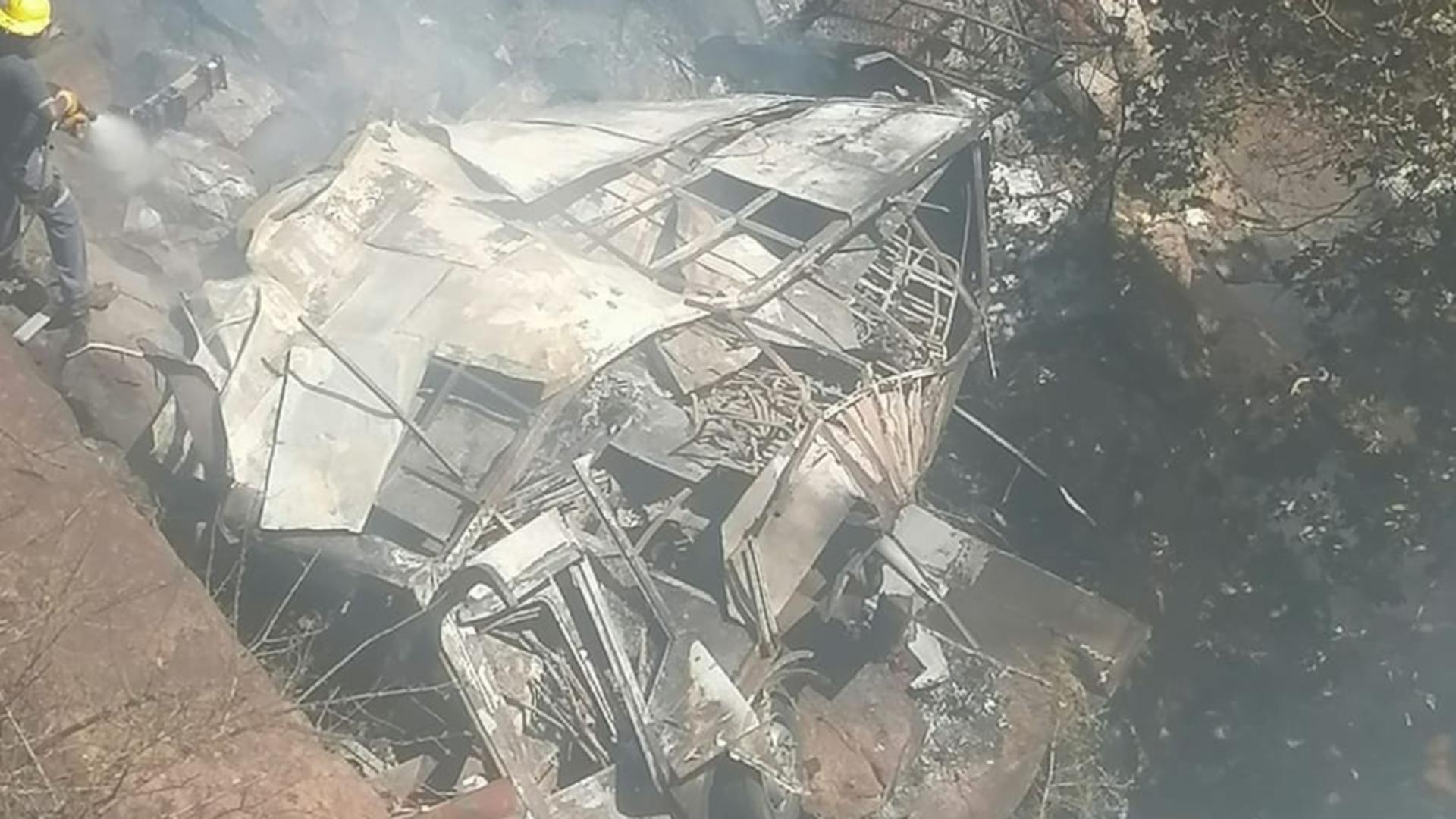 45 de oameni au murit, după ce un autobuz s-a prăbușit în gol, de la zeci de metri. Tragedie în Africa de Sud – VIDEO
