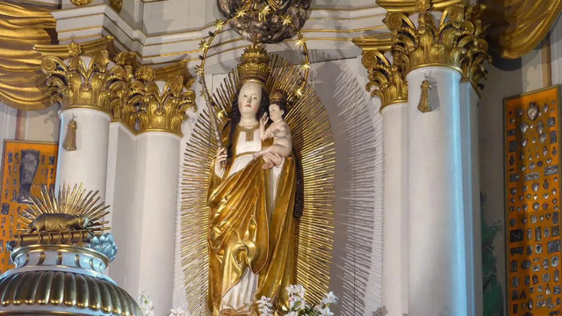 Locul din România în care se află cea mai mare statuie a Fecioarei Maria. Puțină lume știe că este și făcătoare de minu