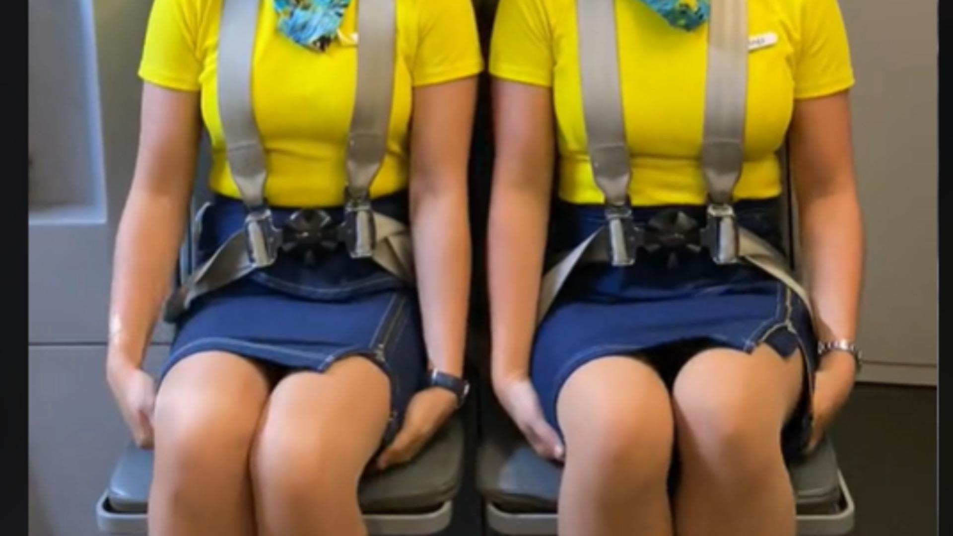 Trucurile incredibile ale stewardeselor. De ce stau cu mâinile sub fund în timpul decolării și aterizării? – VIDEO