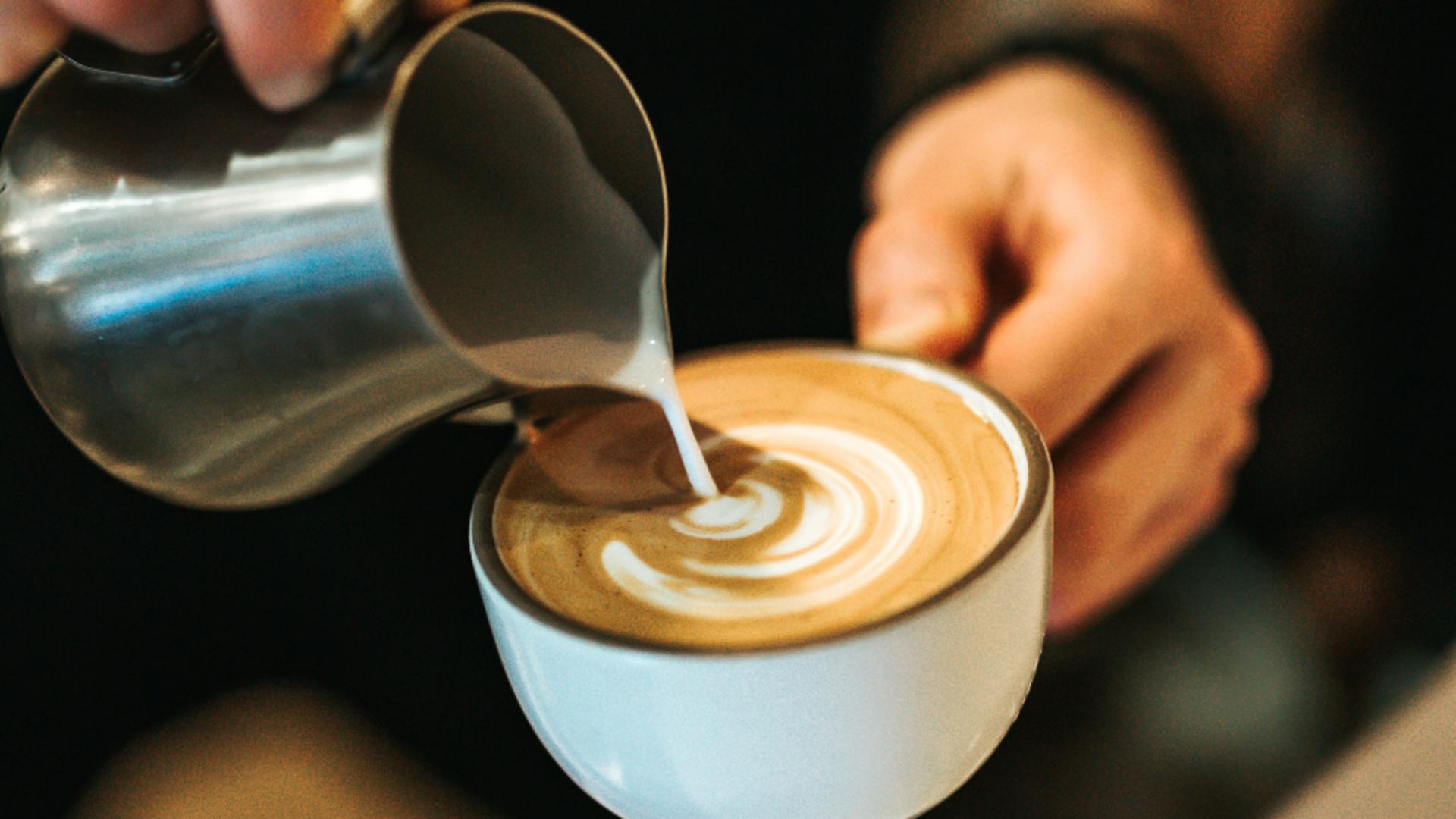 Pericolele ascunse din spatele cafelei cu lapte: semnalul de alarmă tras de un cunoscut neurolog