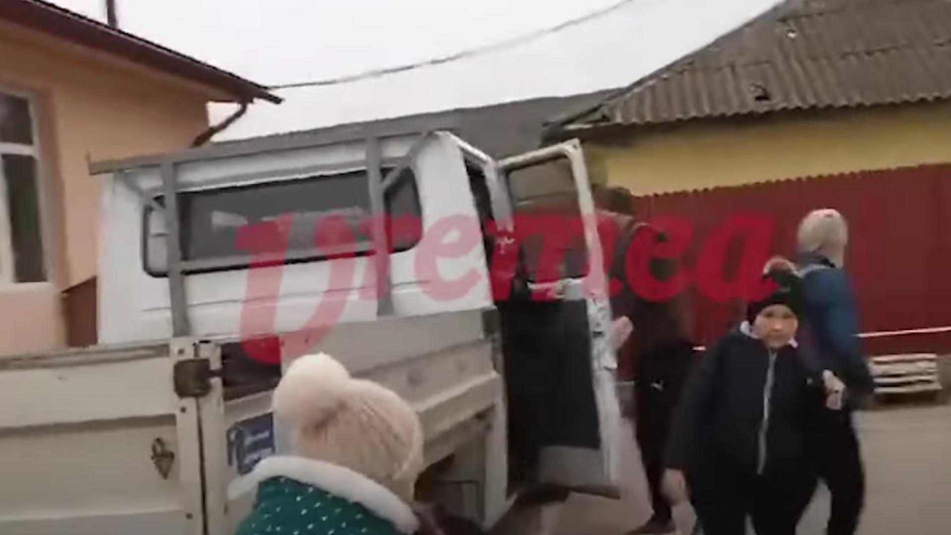 Copii transportați la școală precum muncitorii zilieri pe șantier, cu utilitara VIDEO