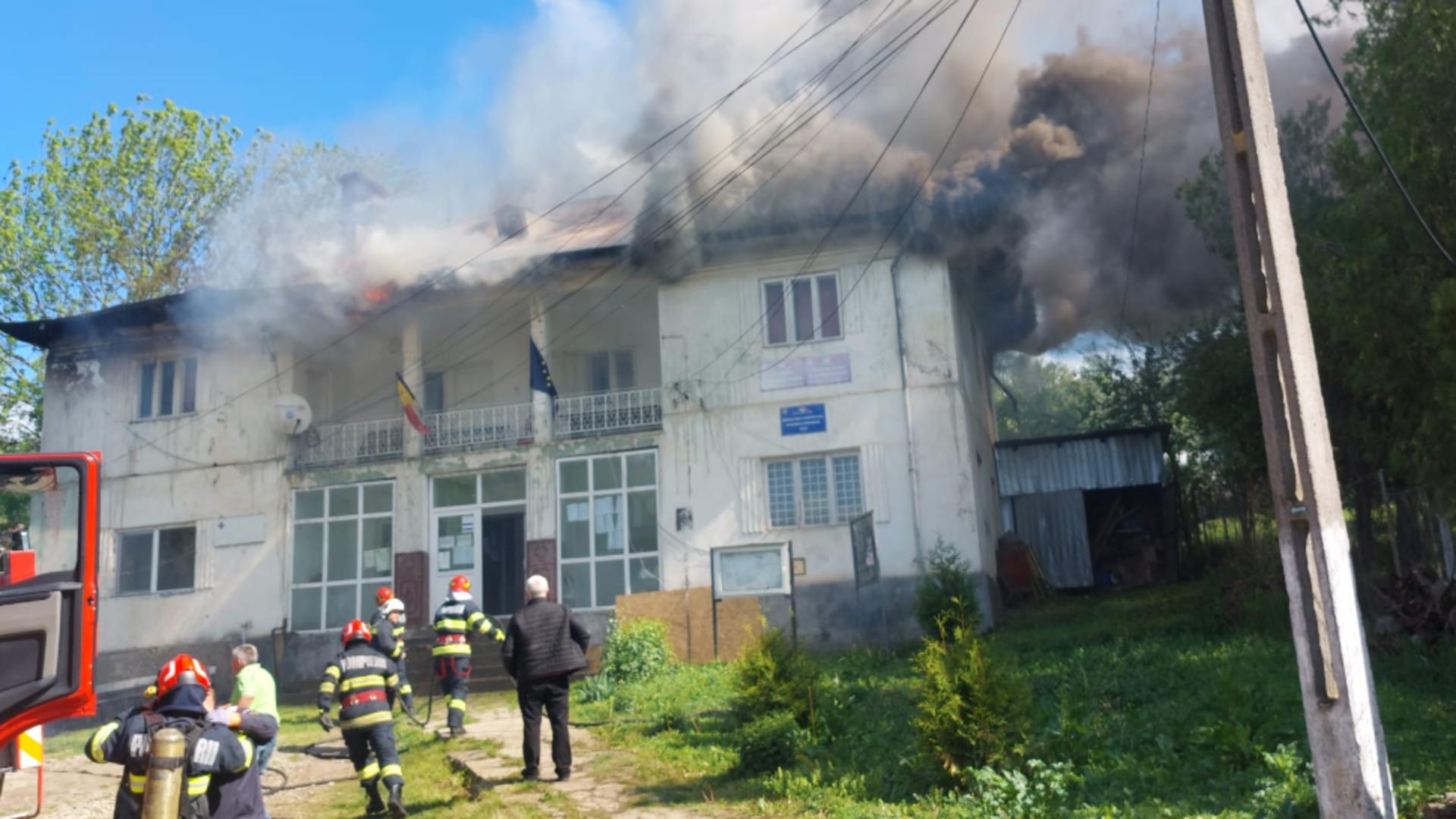 Incendiu la o primărie din Dolj: planșeul de la etajul 1 s-a prăbușit, în două camere. Intervin pompierii