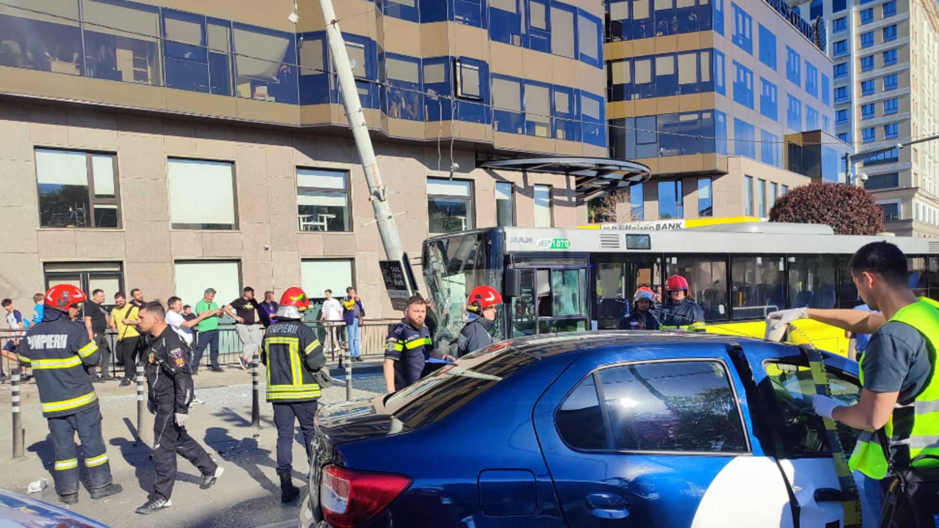 Accident de autobuz la Iași, 4 persoane au ajuns la spital. La fața locului au ajuns mai multe ambulanțe - FOTO GALERIE