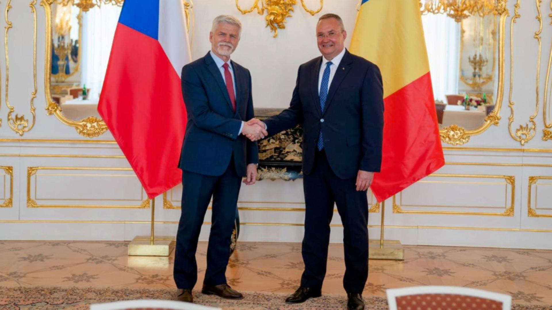 Nicolae Ciucă s-a întâlnit cu președintele Cehiei, în prima zi a vizitei la Praga. Ambii oficiali sunt militari de carieră