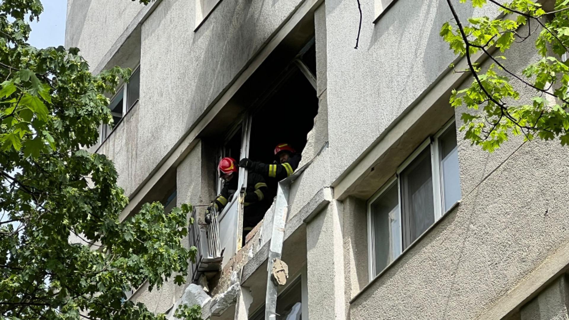 Panică în centrul Iașiului, după explozia unei TROTINETE electrice. Un apartament a luat foc, zeci de oameni evacuați – FOTO