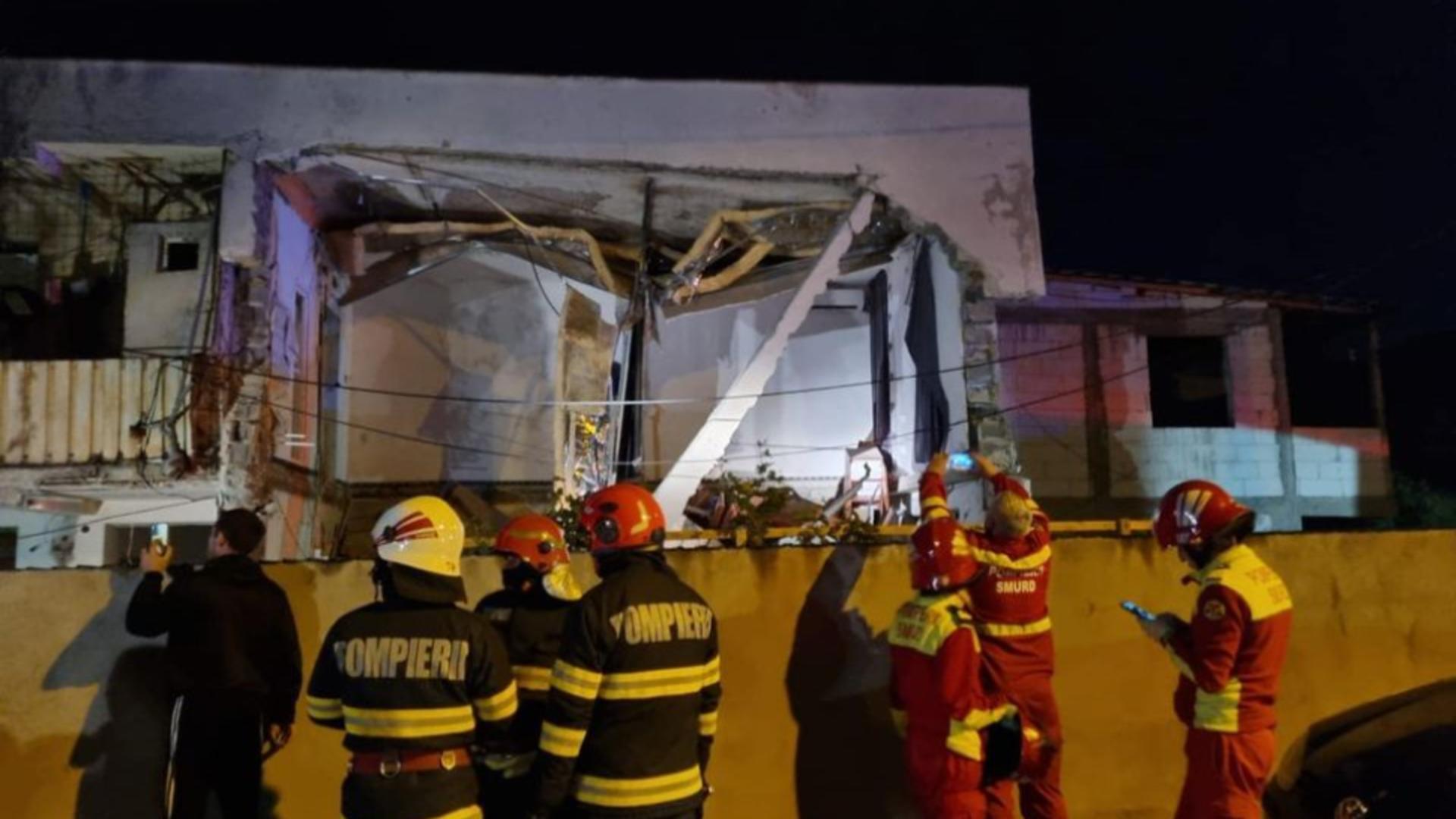 Explozie neurmată de incendiu la un bloc din Craiova: O persoană a MURIT! S-a prăbușit o parte a etajului 1