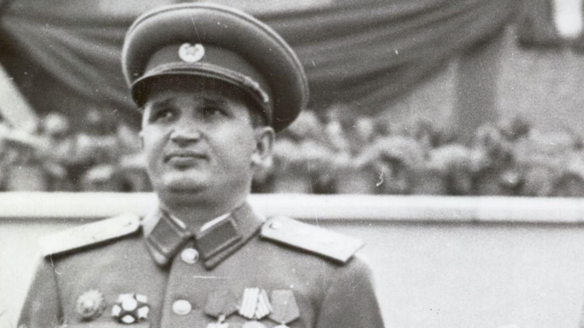 Nicolae Ceaușescu în uniformă militară, anii 50 (foto via  P. Opris FB)