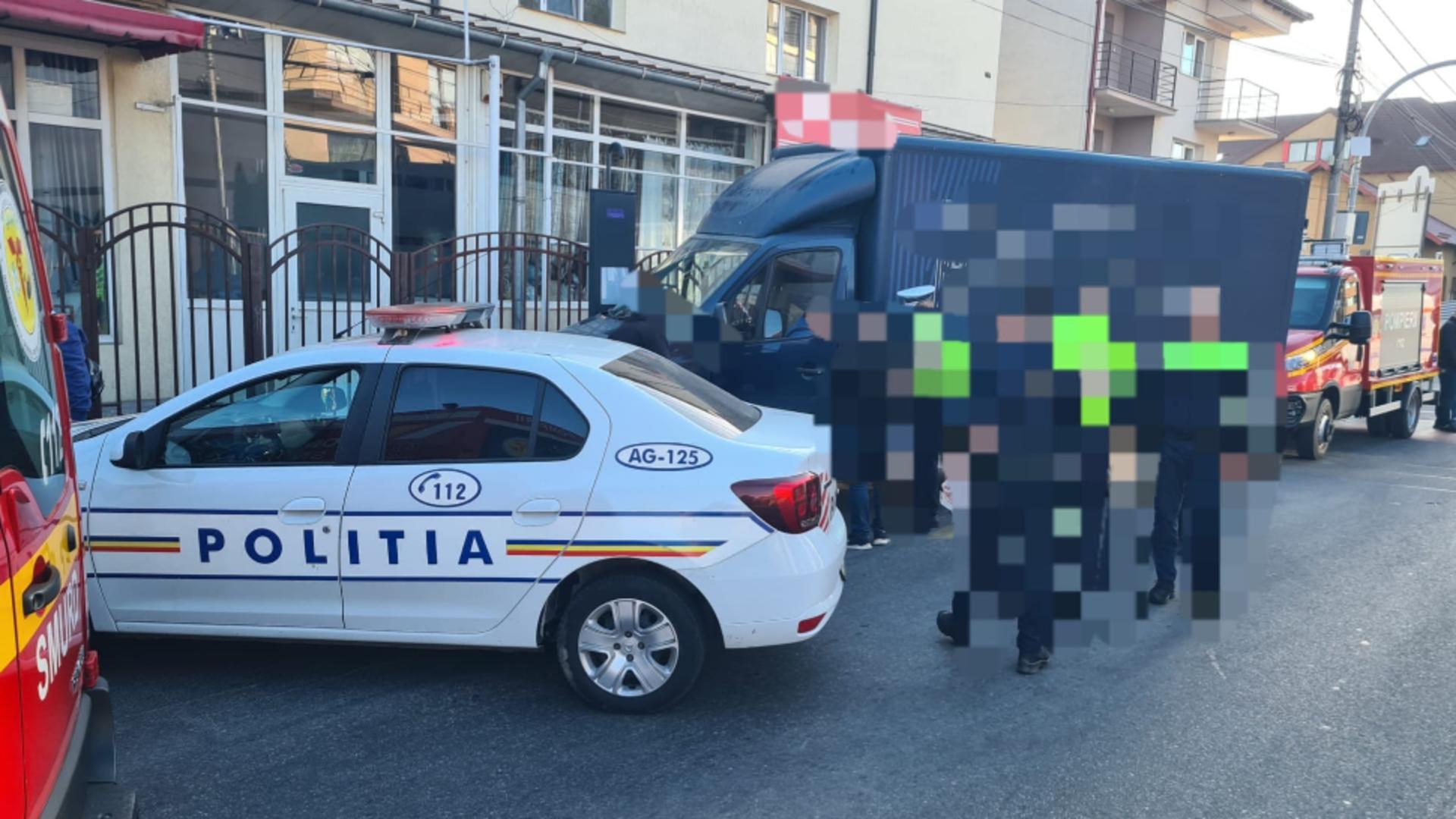 Accident grav, în Pitești: o mașină a intrat în plin într-o stație de autobuz