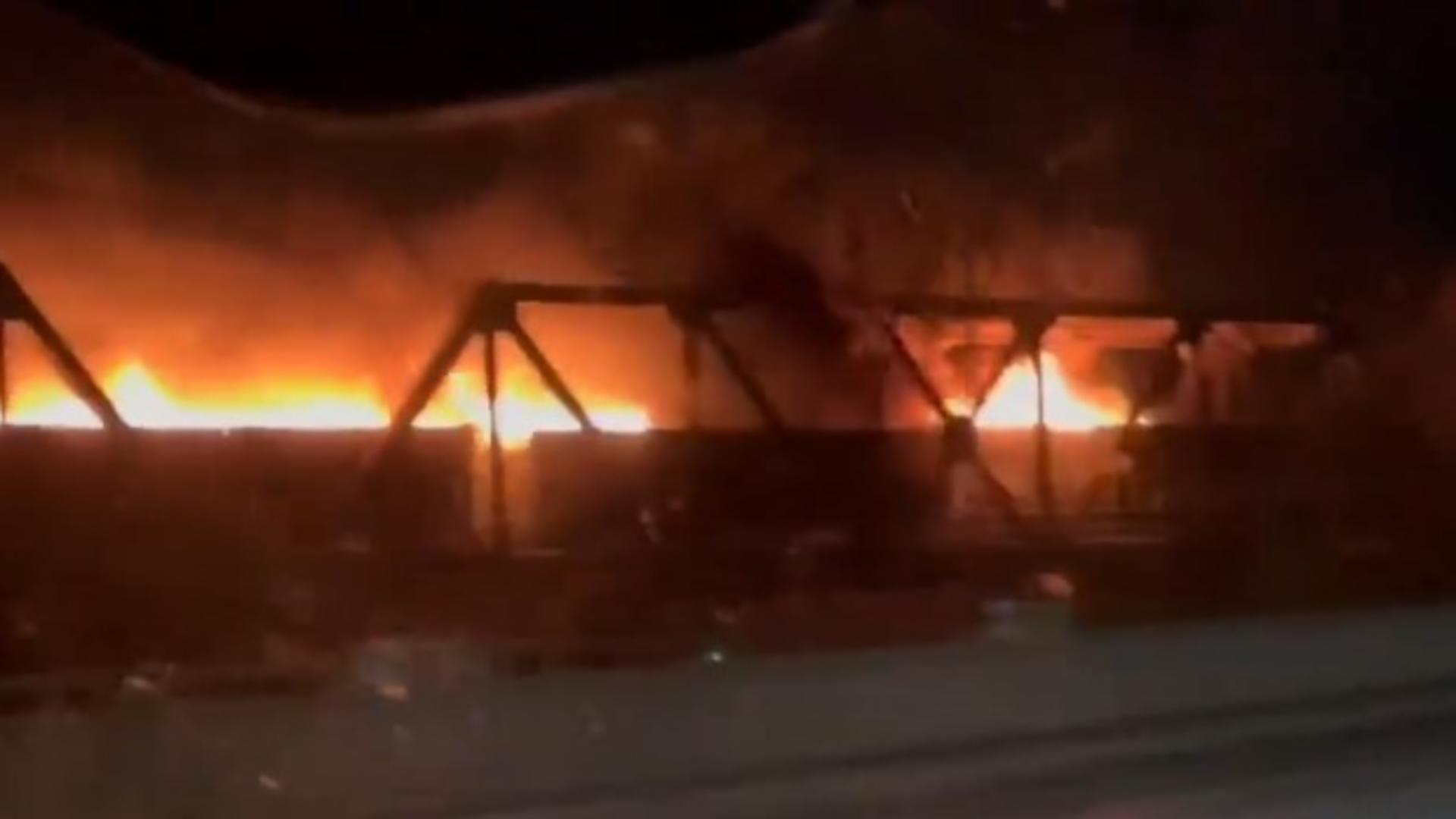Un tren de marfă cu 5 vagoane a luat foc în mers! Imagini incredibile din Canada