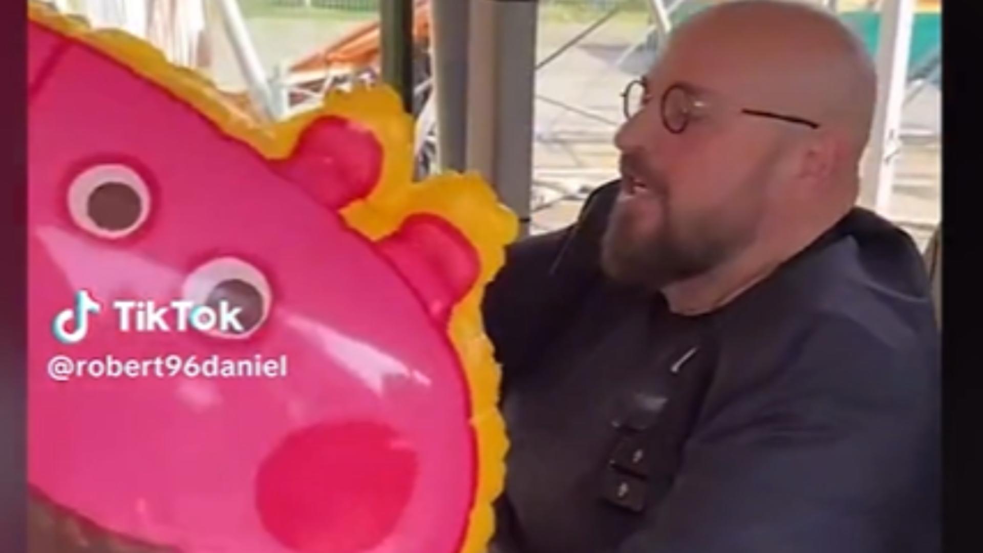 Circ da, proiecte ba. Piedone s-a dat în roller coaster cu un balon cu Purcelușa Pepa. Imaginile au devenit virale VIDEO