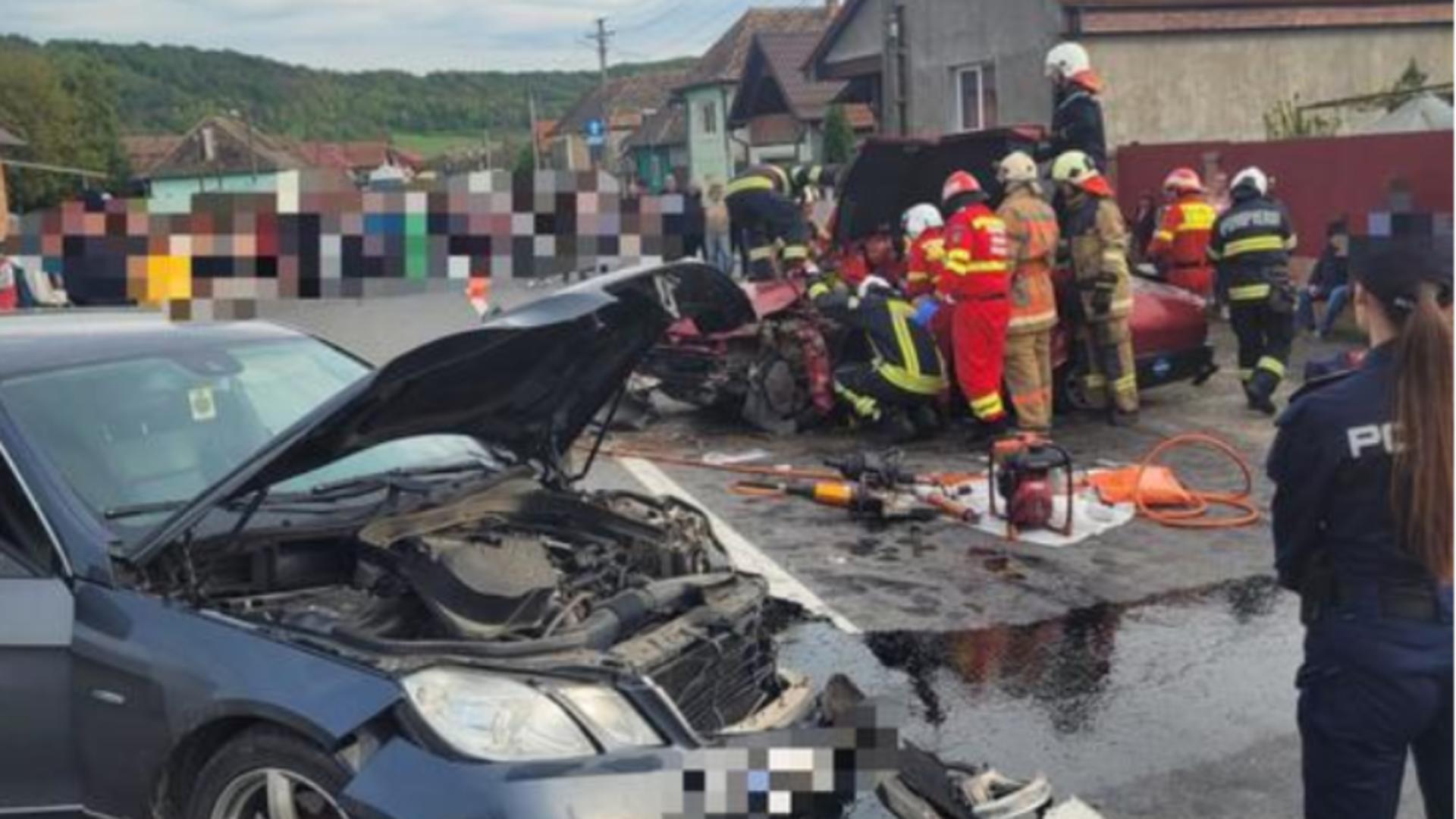 Trei răniţi, unul în stare gravă, în urma unui accident cumplit pe DN13, în județul Mureș. A intervenit elicopterul SMURD