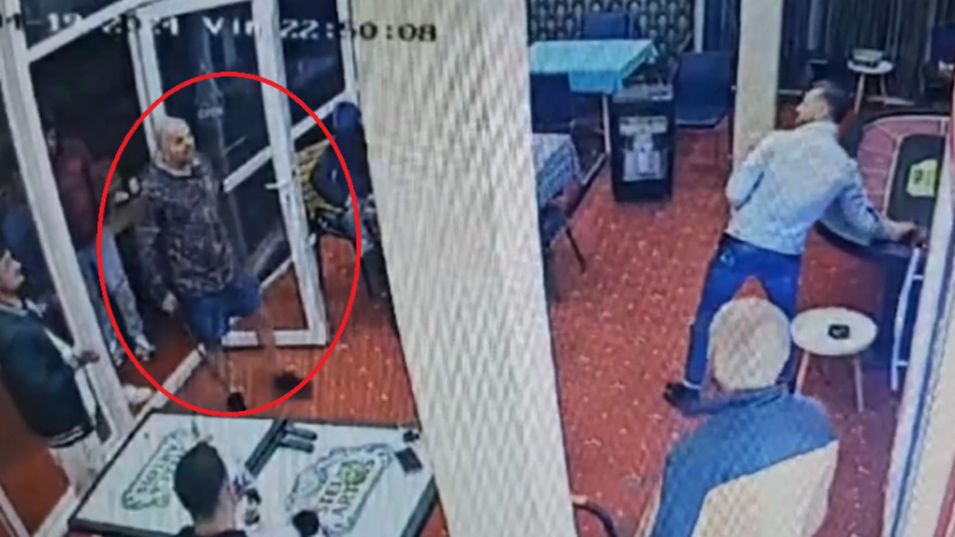 Scandal cu topoare şi macete într-un bar din Eforie Nord. Un bărbat a fost reținut/ Captură video