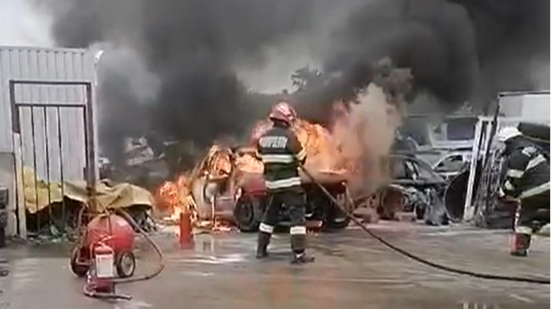 Maşină mistuită de flăcări în curtea unei societăţi comerciale din Arad. De la ce a pornit incendiul