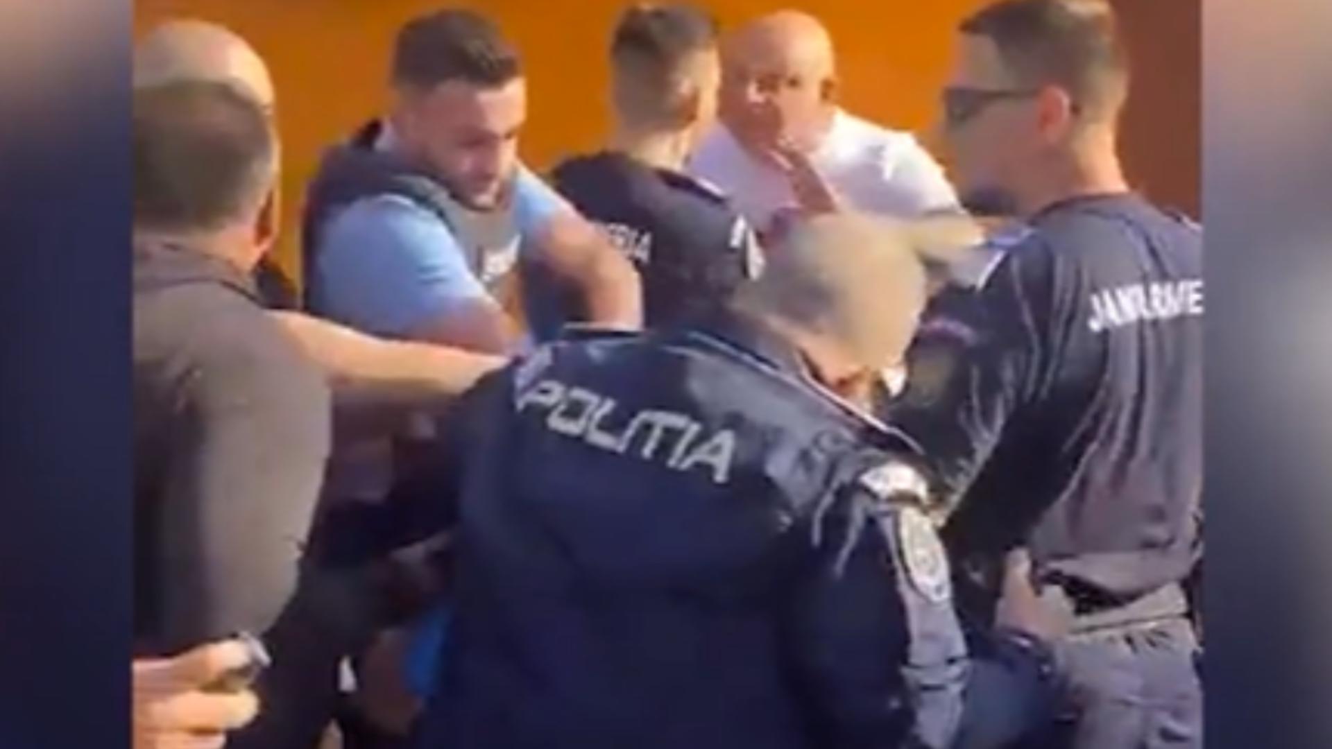 Polițist, la un pas să fie linșat în stradă, la Târgu Jiu! Au intervenit jandarmii