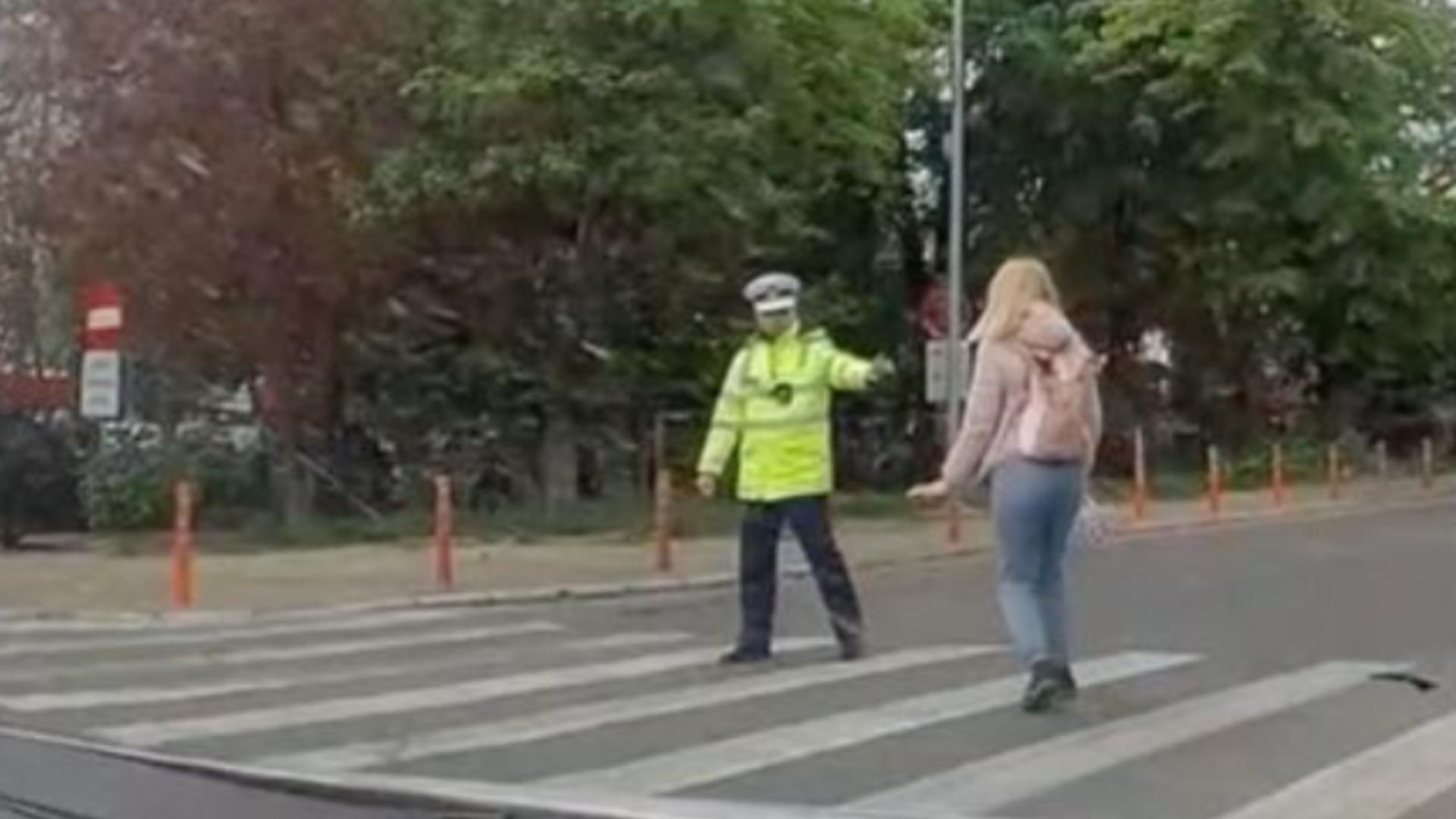 Femeie amendată cu aproape 500 lei pentru că a traversat strada fără să respecte indicațiile polițistului de la Rutieră/ Captură foto