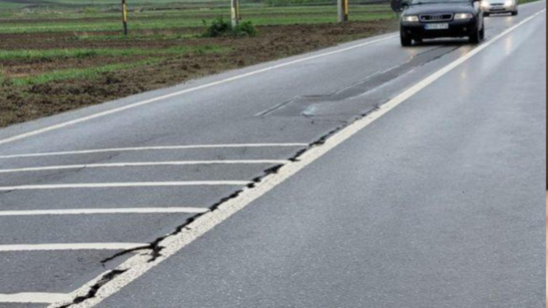 Drumul care leagă județele Botoșani și Iași a început să se surpe, deși a fost reabilitat recent/ Captură foto Monitorul de Botoșani