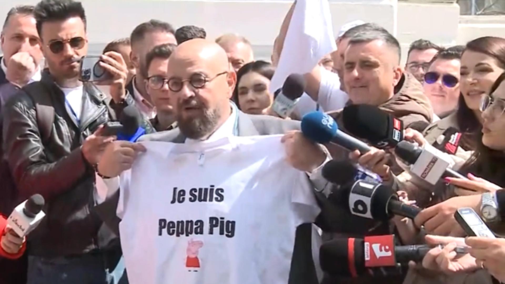 Piedone, paradă cu tricouri după depunerea oficială a candidaturii pentru București: Da, eu sunt Peppa Pig/ Captură video