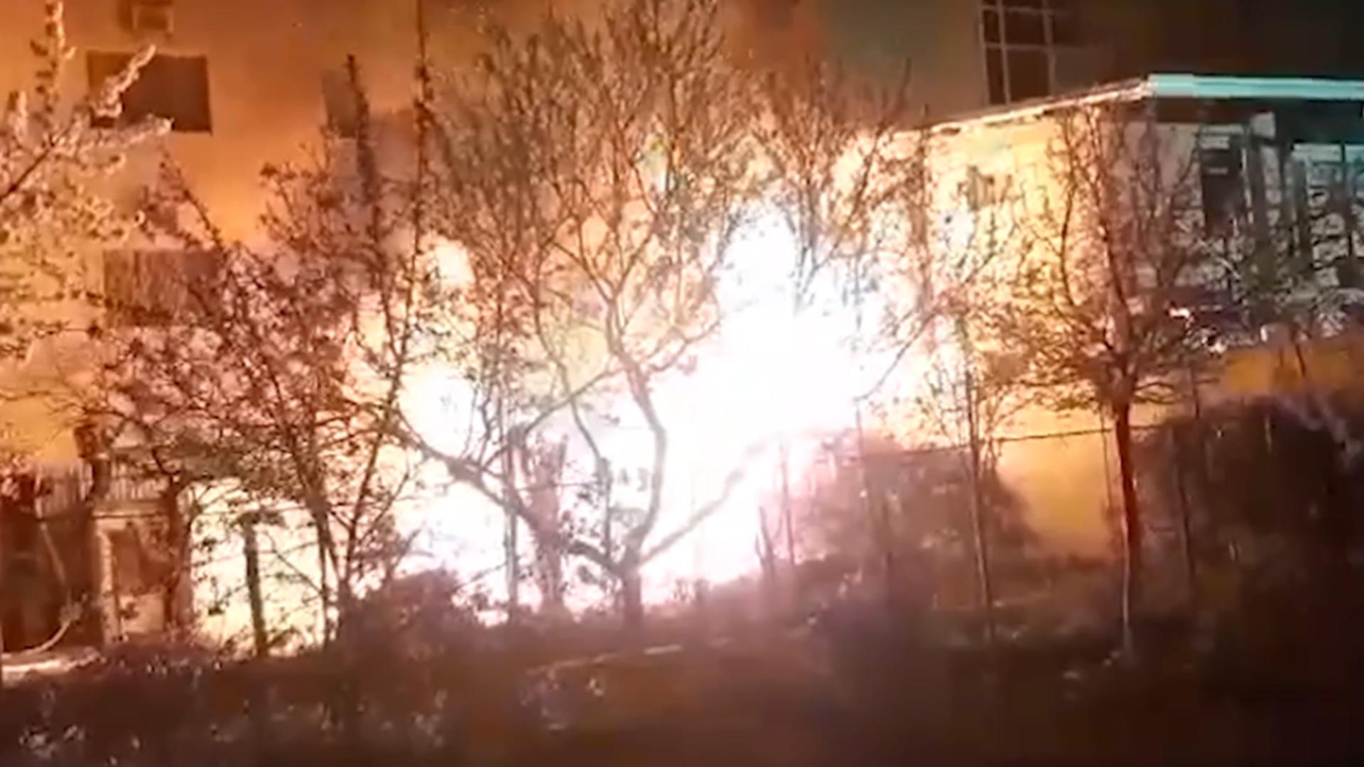 Incendiu puternic la o anexă din apropierea unui spital din Arad. Panică uriașă printre pacienți / Captură video