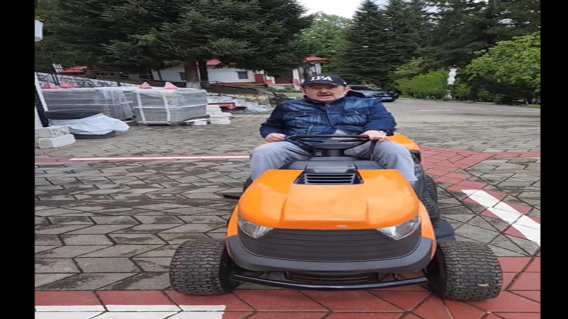 Imagini incredibile cu Dan Ilie Morega! Fostul prefect de Gorj a trecut de la bolizi de lux la ... mașini de tuns iarba  VIDEO