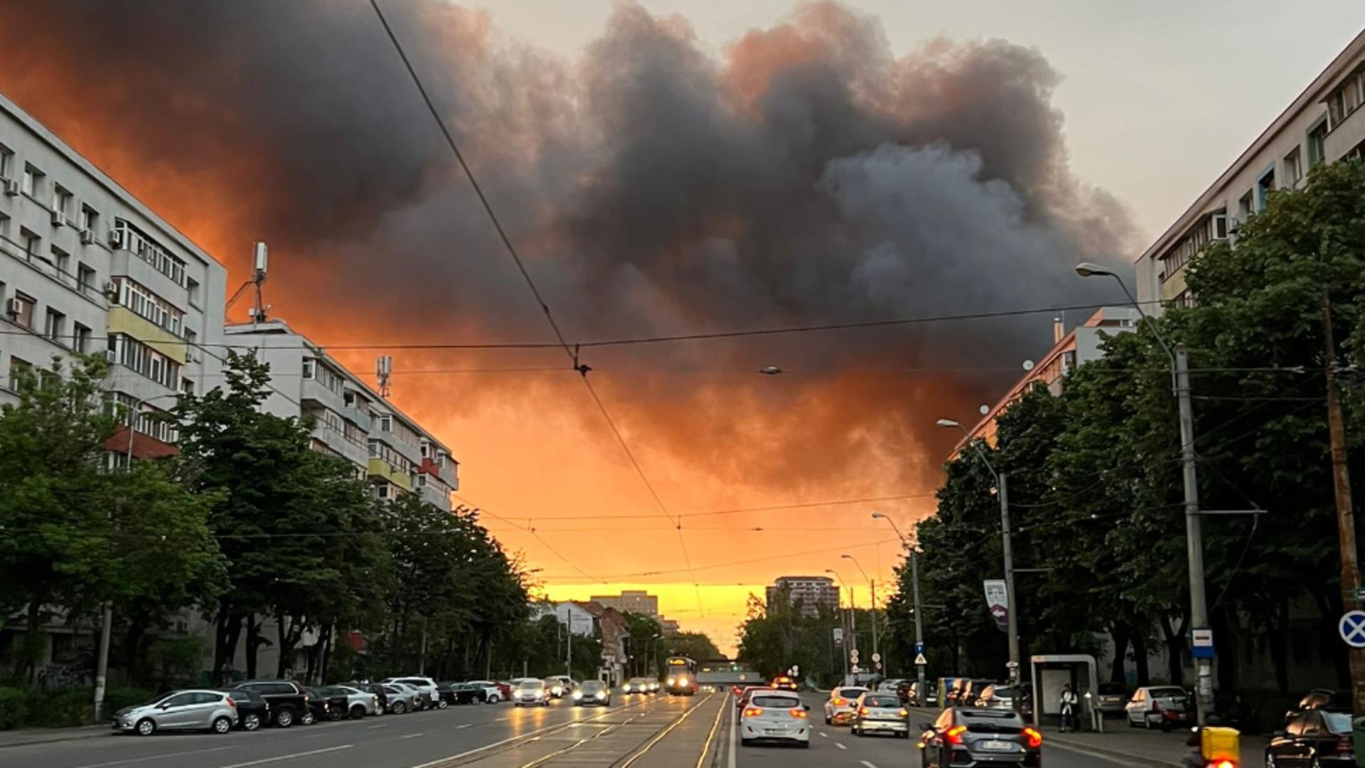 Incendiu puternic izbucnit într-o clădire dezafectată din zona Dămăroaia! A fost emis mesaj ROalert. FOTO-VIDEO