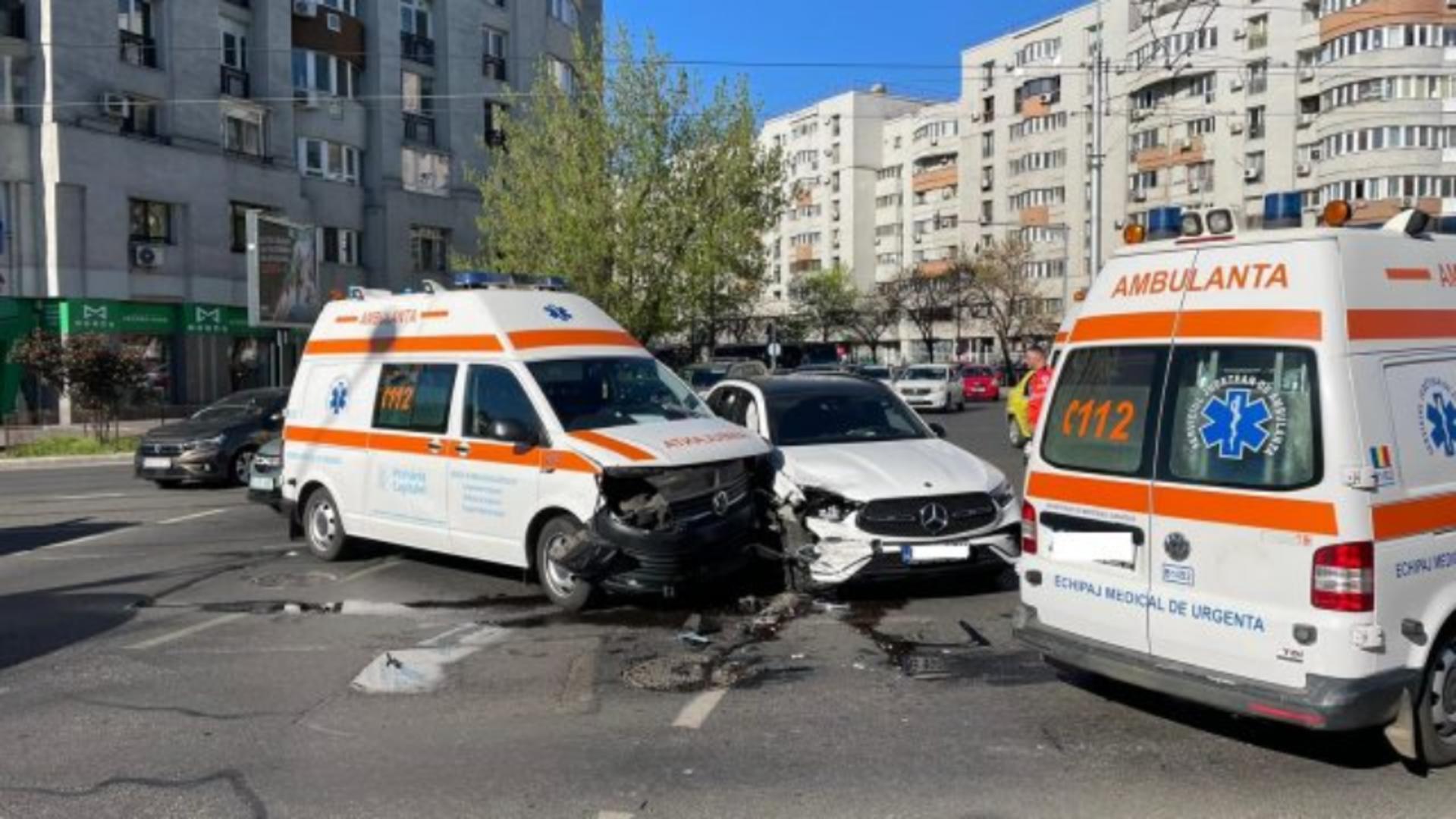 Accident între un autoturism și o ambulanță, în București