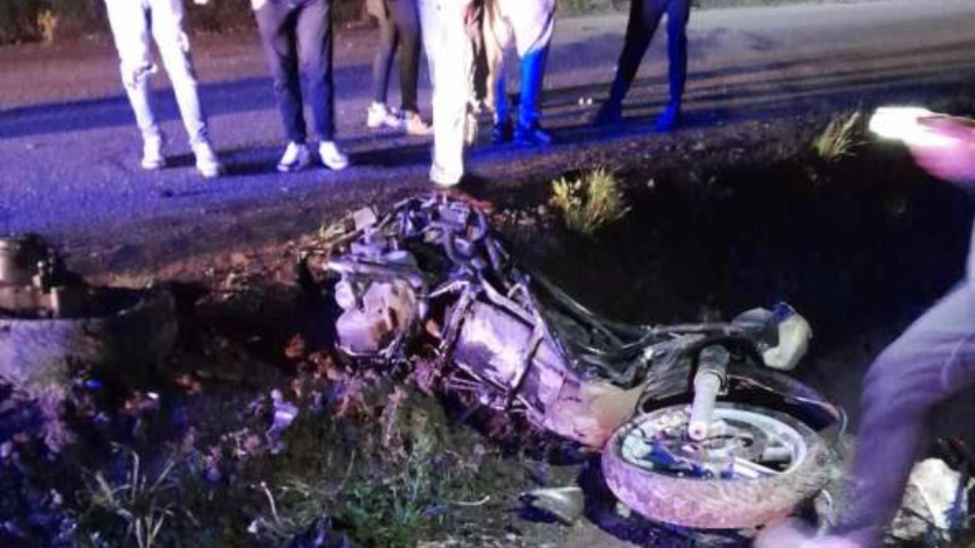 Tragedie uriașă chiar înainte de Florii: doi tineri au murit pe loc după ce s-au izbit cu motoscuterul într-un podeț