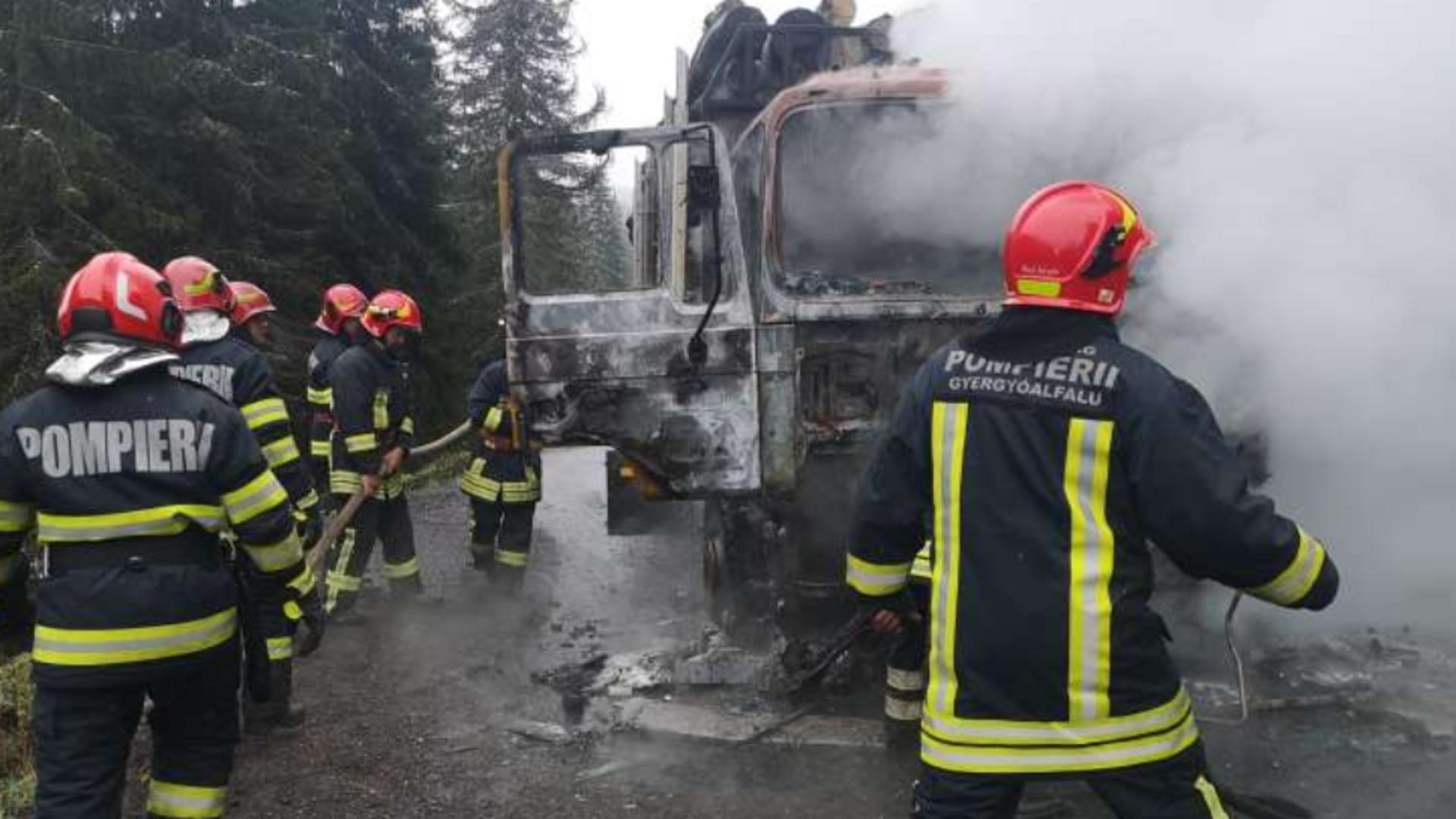 Incendiu pe DN 13 B în Harghita: Cabina unui autocamion încărcat cu lemne a luat foc