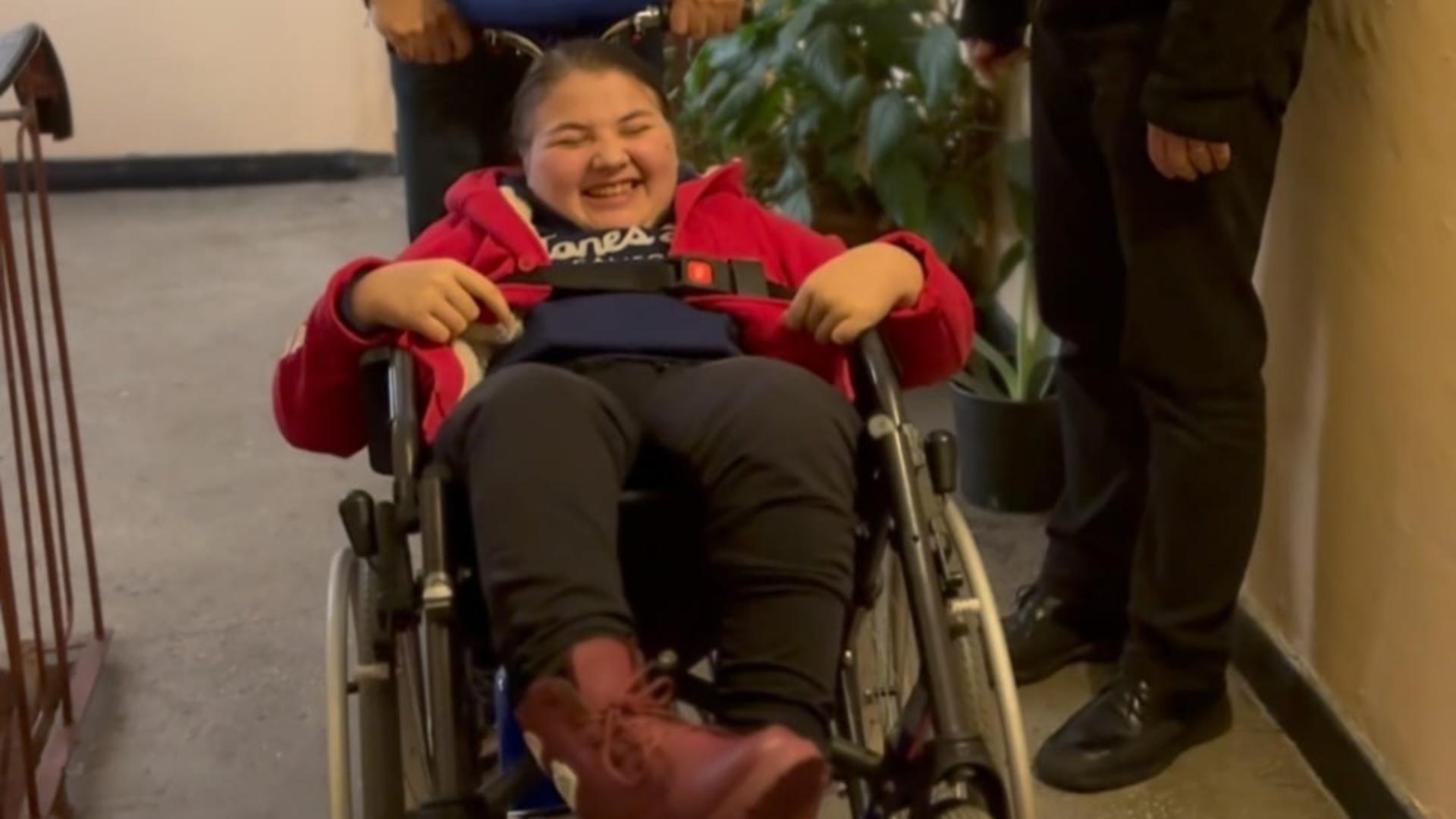 Elevatorul Speranței: O tânără cu dizabilități redescoperă lumea datorită inițiativei Caiac SMile 