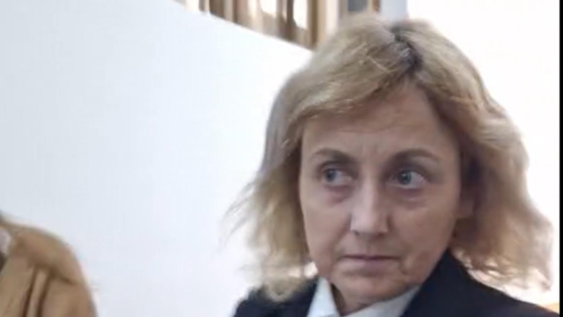 Miruna Pascu, la ieșirea de la Tribunal (captură video M. Ceaușescu FB)