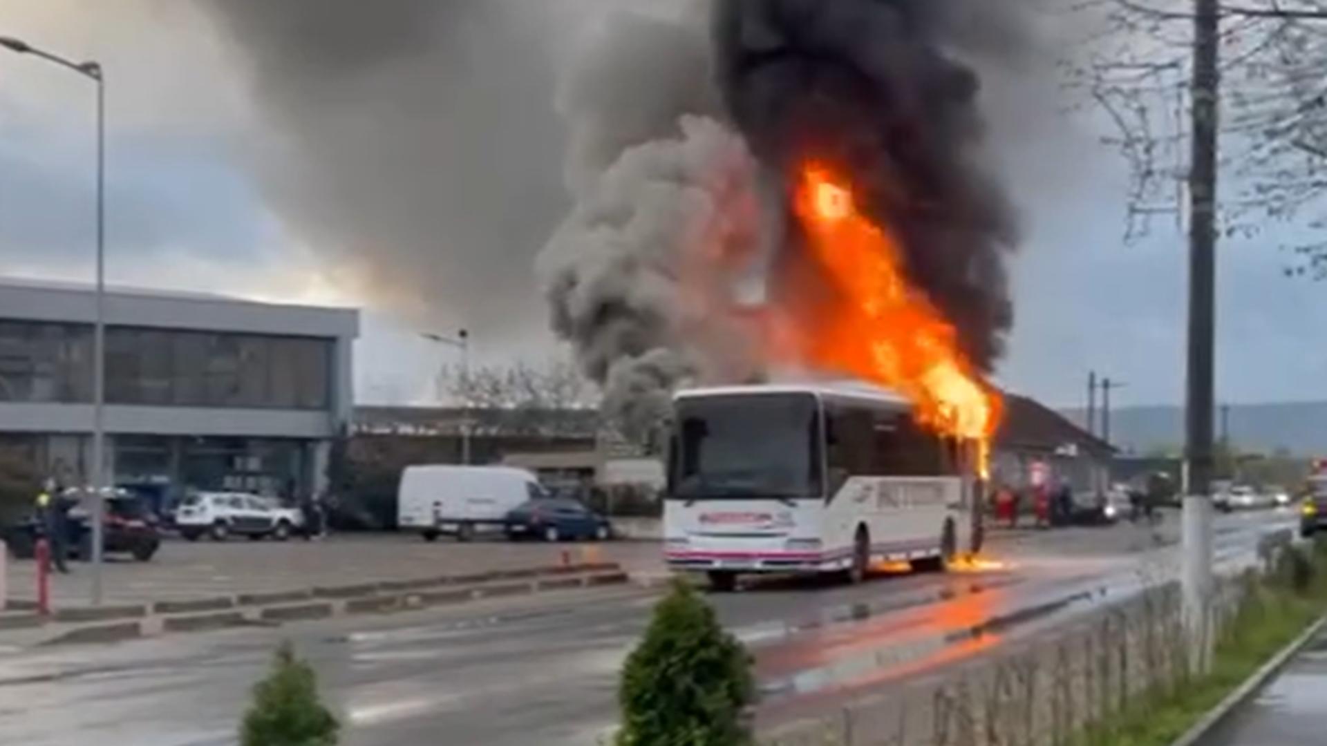Un autocar în care se aflau 30 de elevi, a luat foc pe DN 57. Foto: Facebook