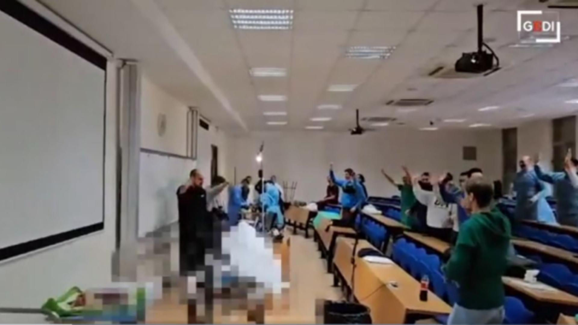 Furie în Italia: Medici și studenți, fotografiați cum cântă și dansează în timpul unei autopsii