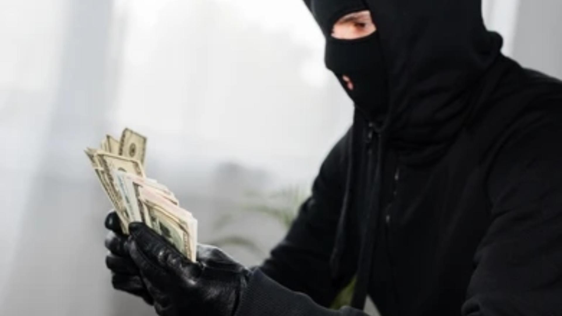 Doi funcționari bancari au furat aproape 140.000 de euro din contul unei persoane