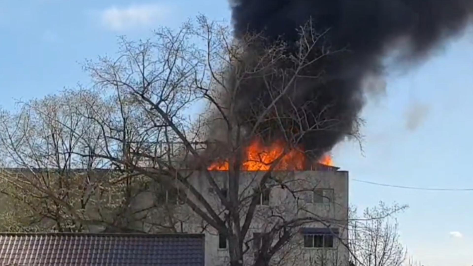 Incendiu violent pe acoperișul unui bloc din Focșani. Locatarii au ieșit panicați în stradă
