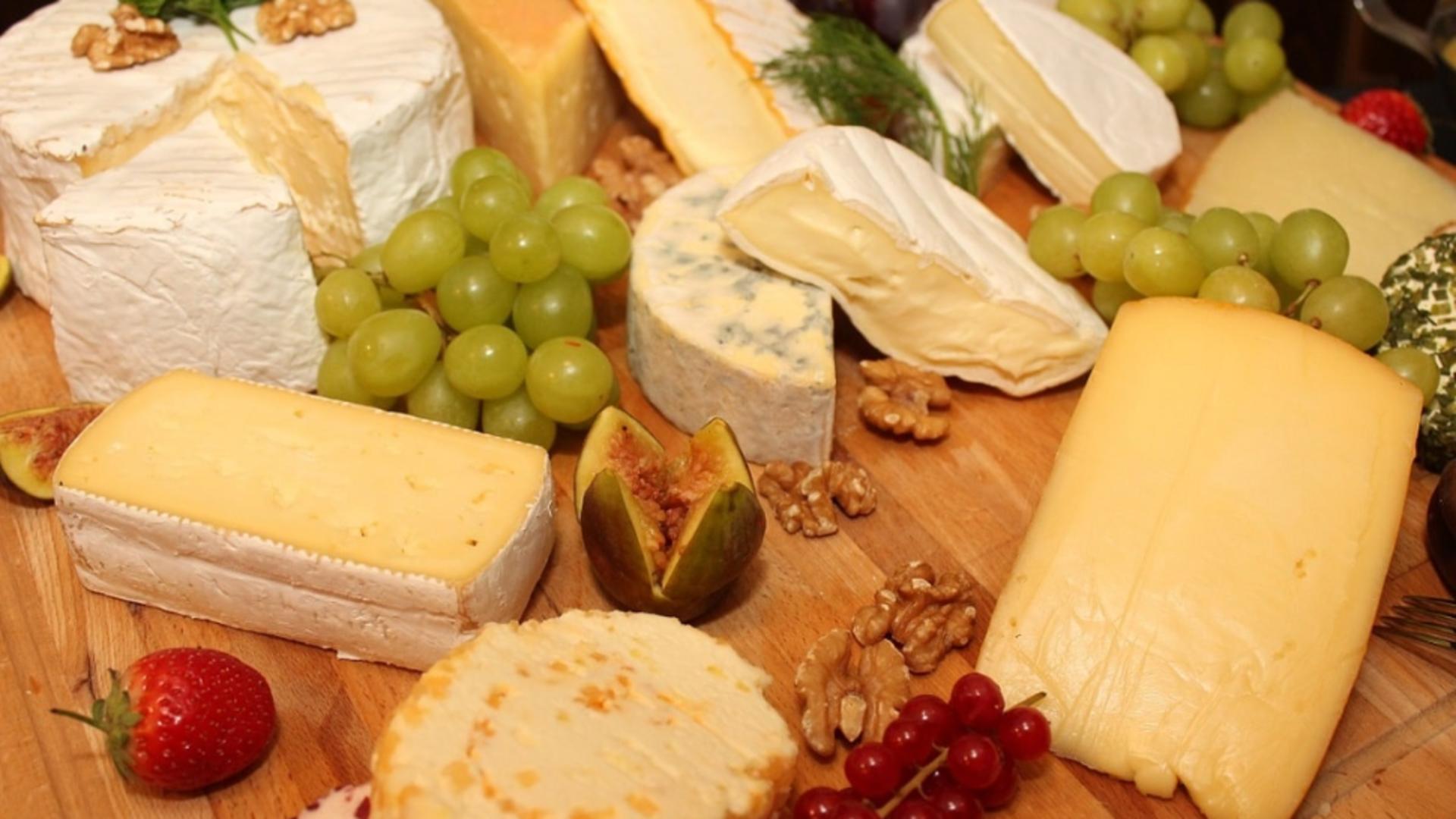 Brânza sau cașcavalul? Care aliment e mai gras și ce pericole prezintă pentru sănătate