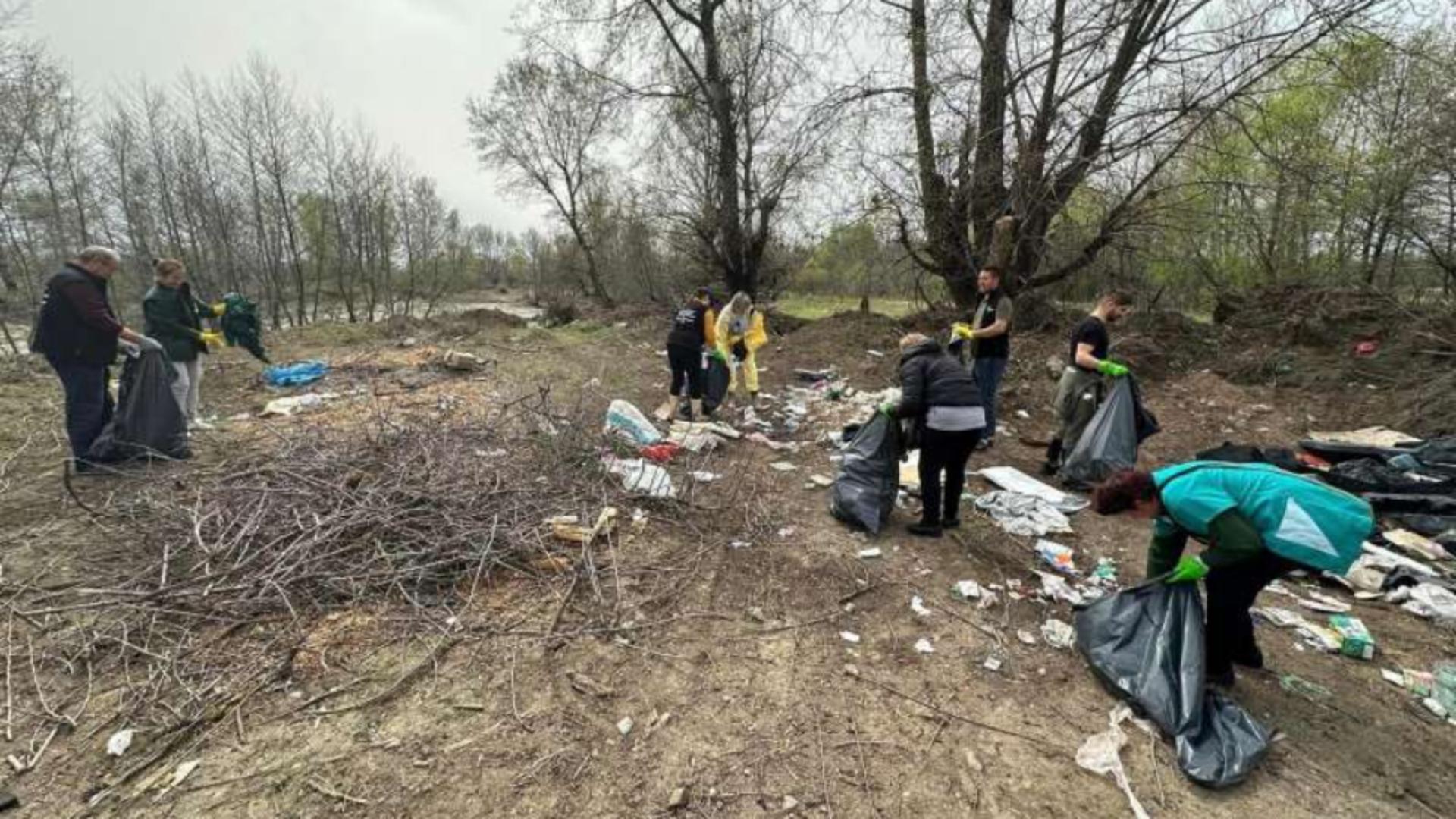 Record negativ: O tonă de deșeuri adunate de pe malul râului Bistrița. Foto: Agerpres